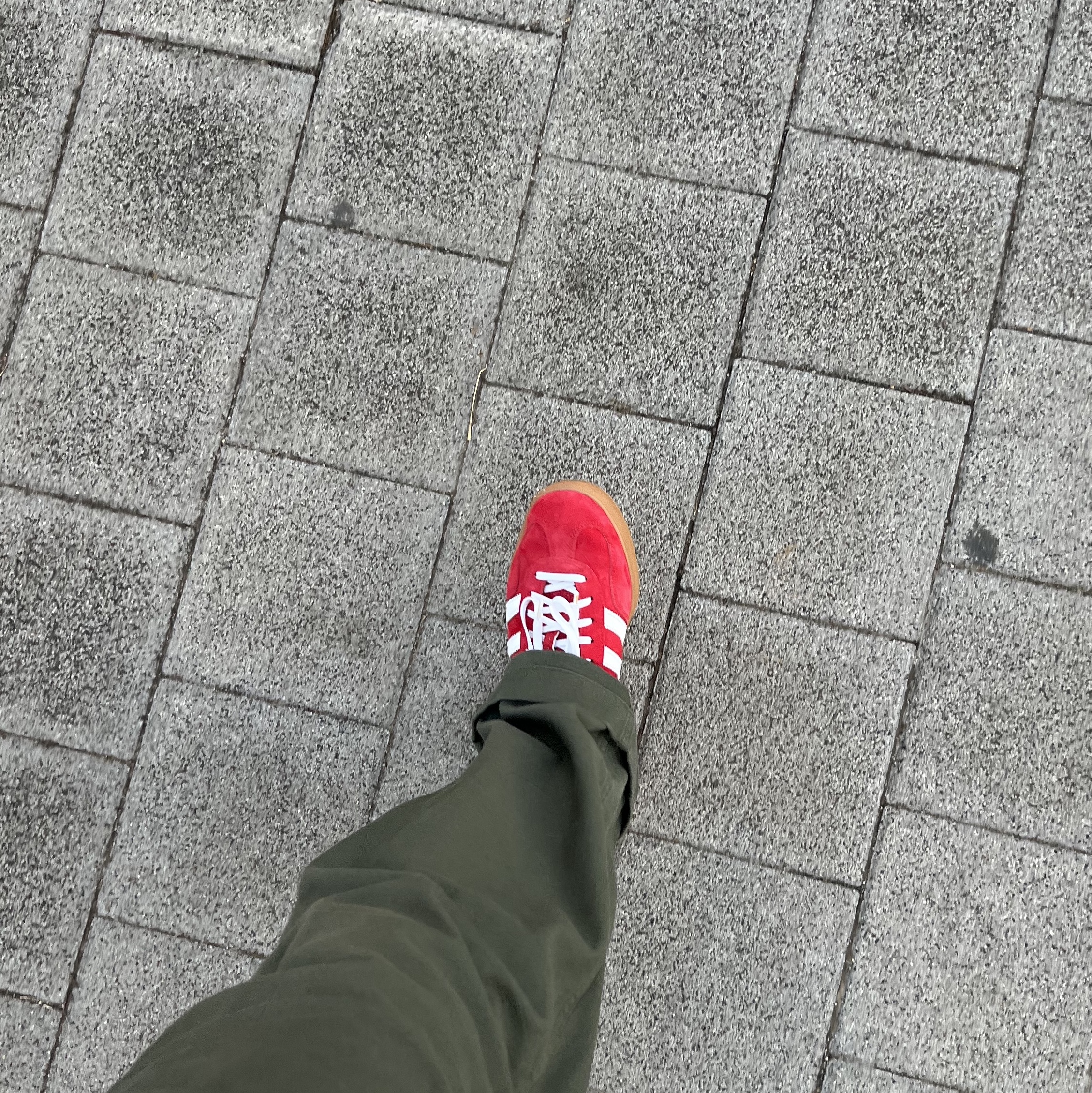 Adidas Gazelle Indoor Scarlet 착용 스타일