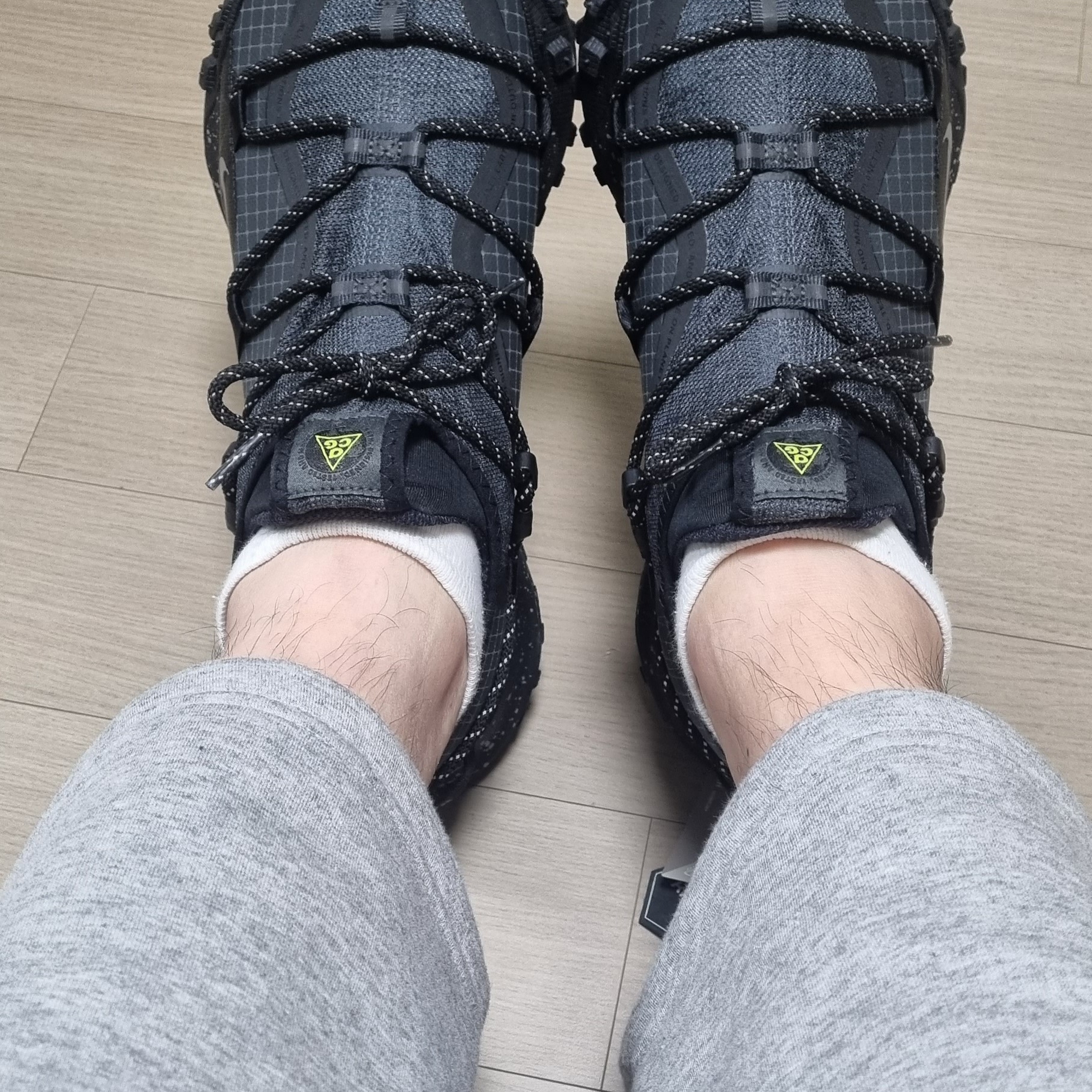 Nike ACG Mountain Fly Low Gore-Tex SE Dark Smoke Grey 착용 스타일 - 1