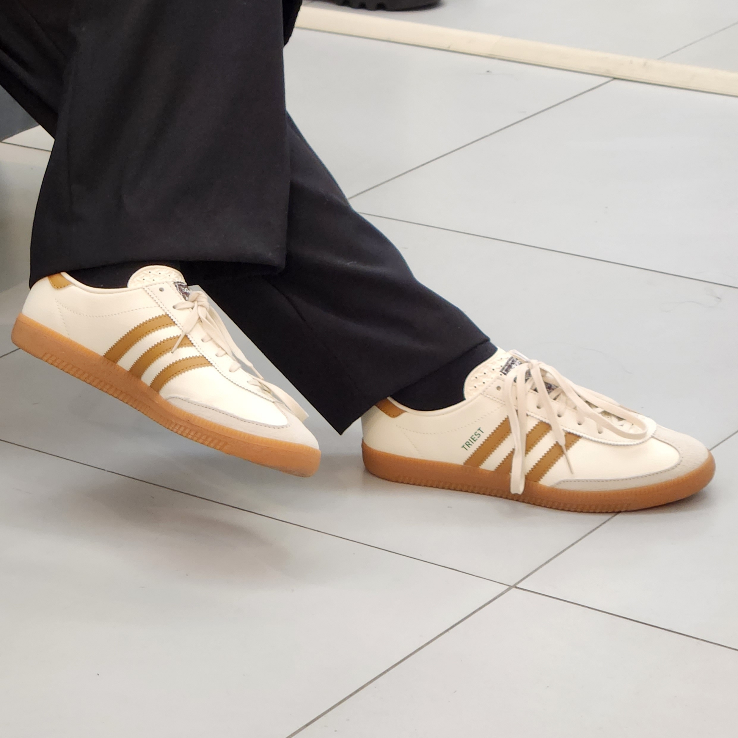 Adidas City Series Triest Cream White 착용 스타일