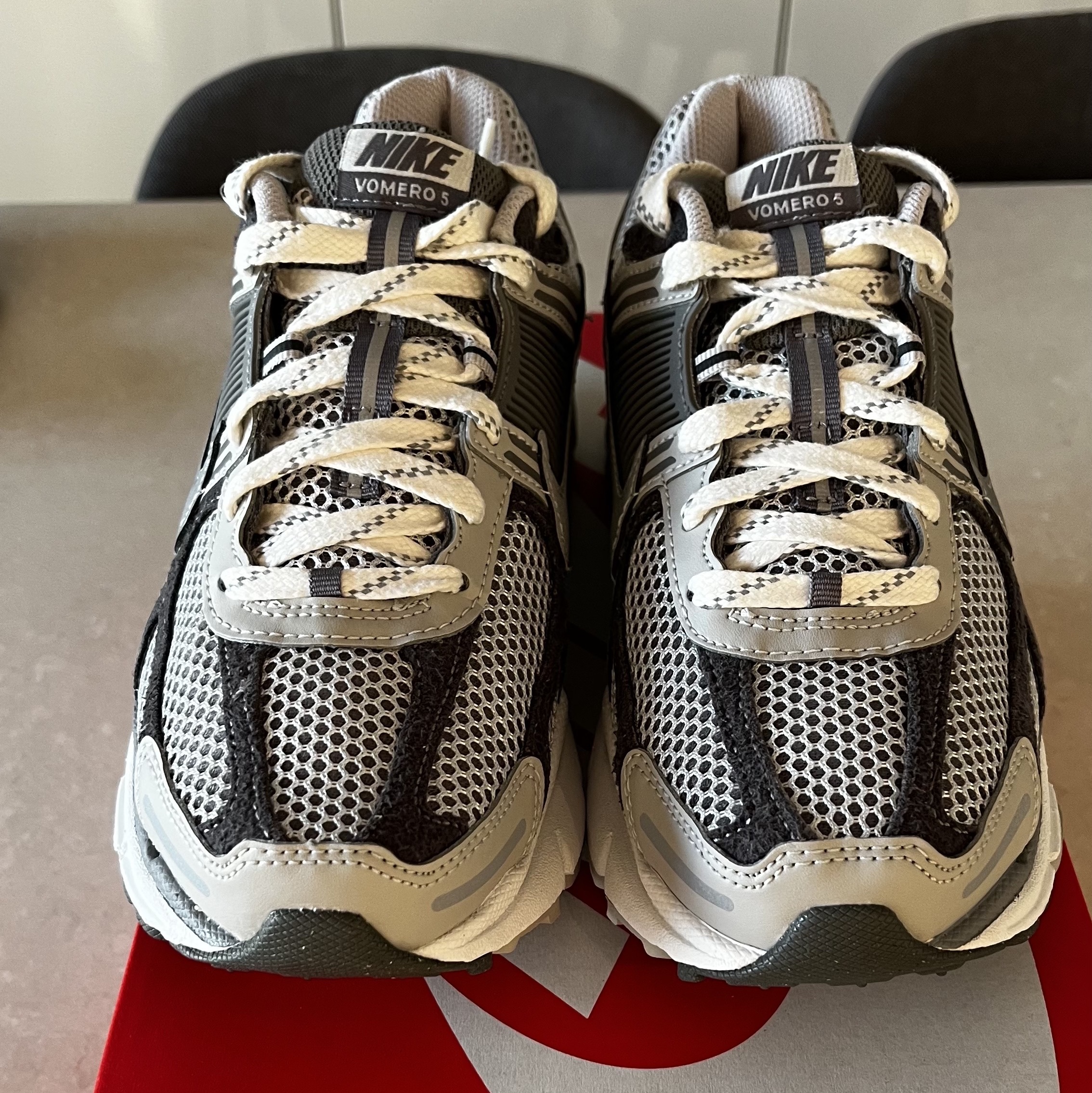 Nike Zoom Vomero 5 PRM Light Iron Ore and Flat Fewter 착용 스타일 - 2