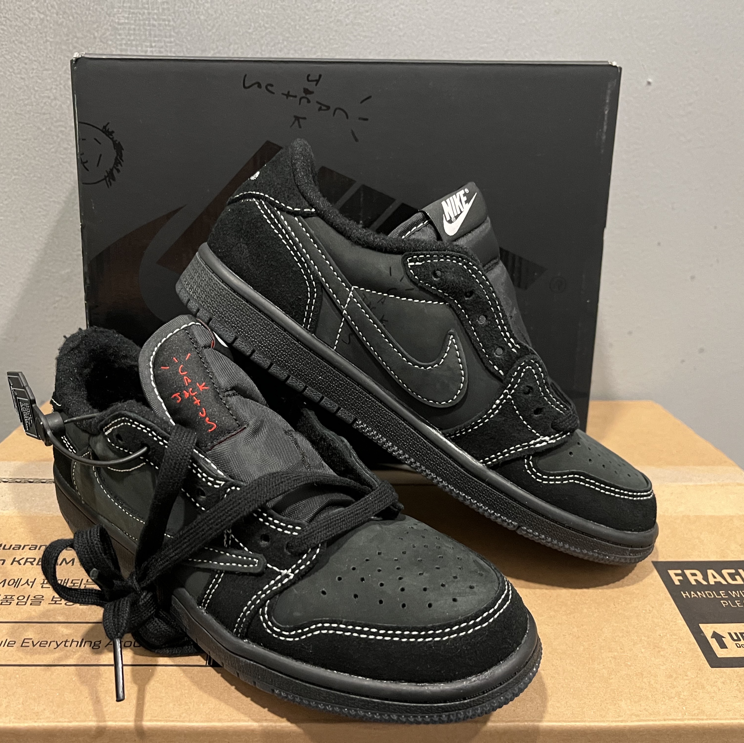 (PS) Jordan 1 x Travis Scott Retro Low OG SP Black Phantom 착용 스타일 - 1