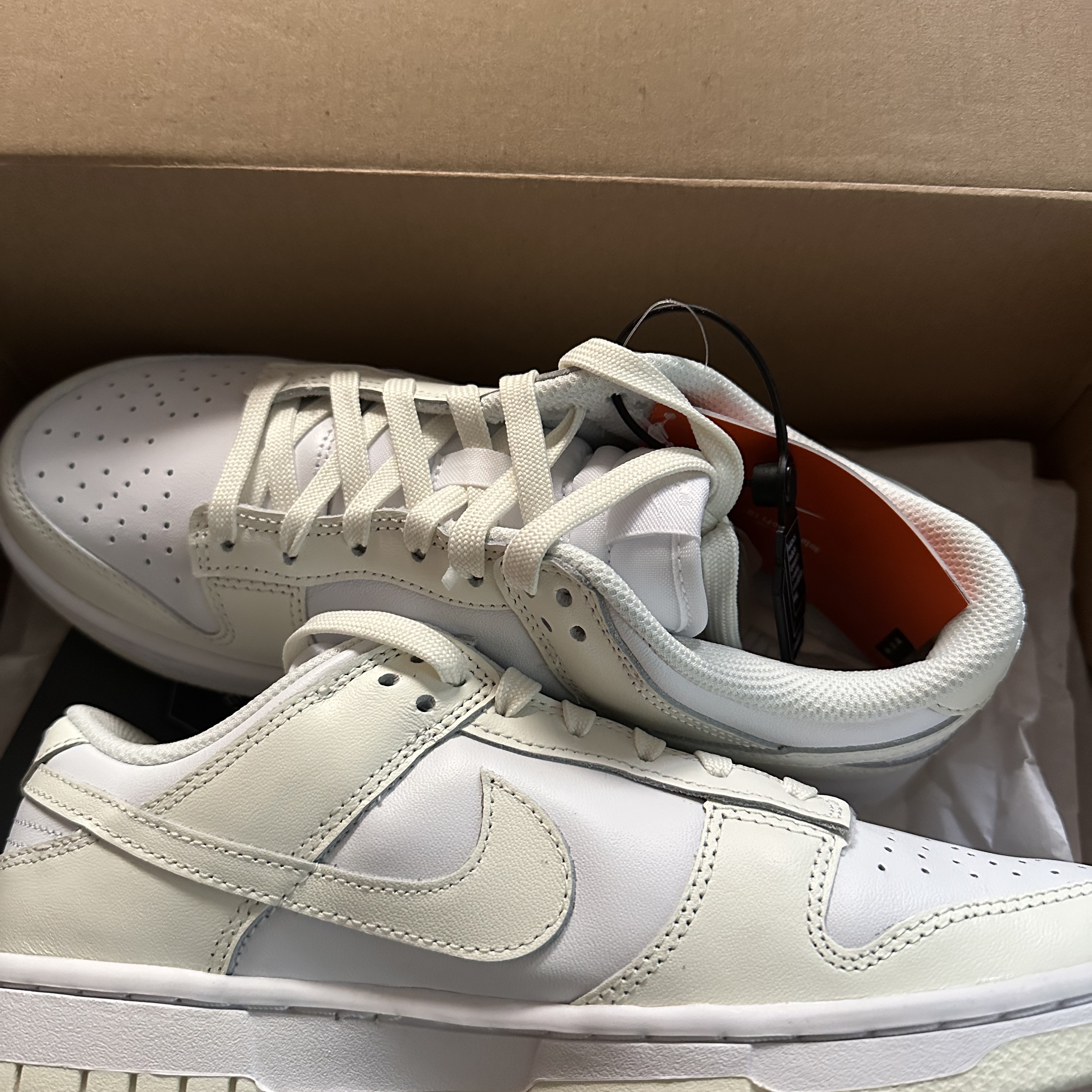 (W) Nike Dunk Low White and Sail 착용 스타일 - 2