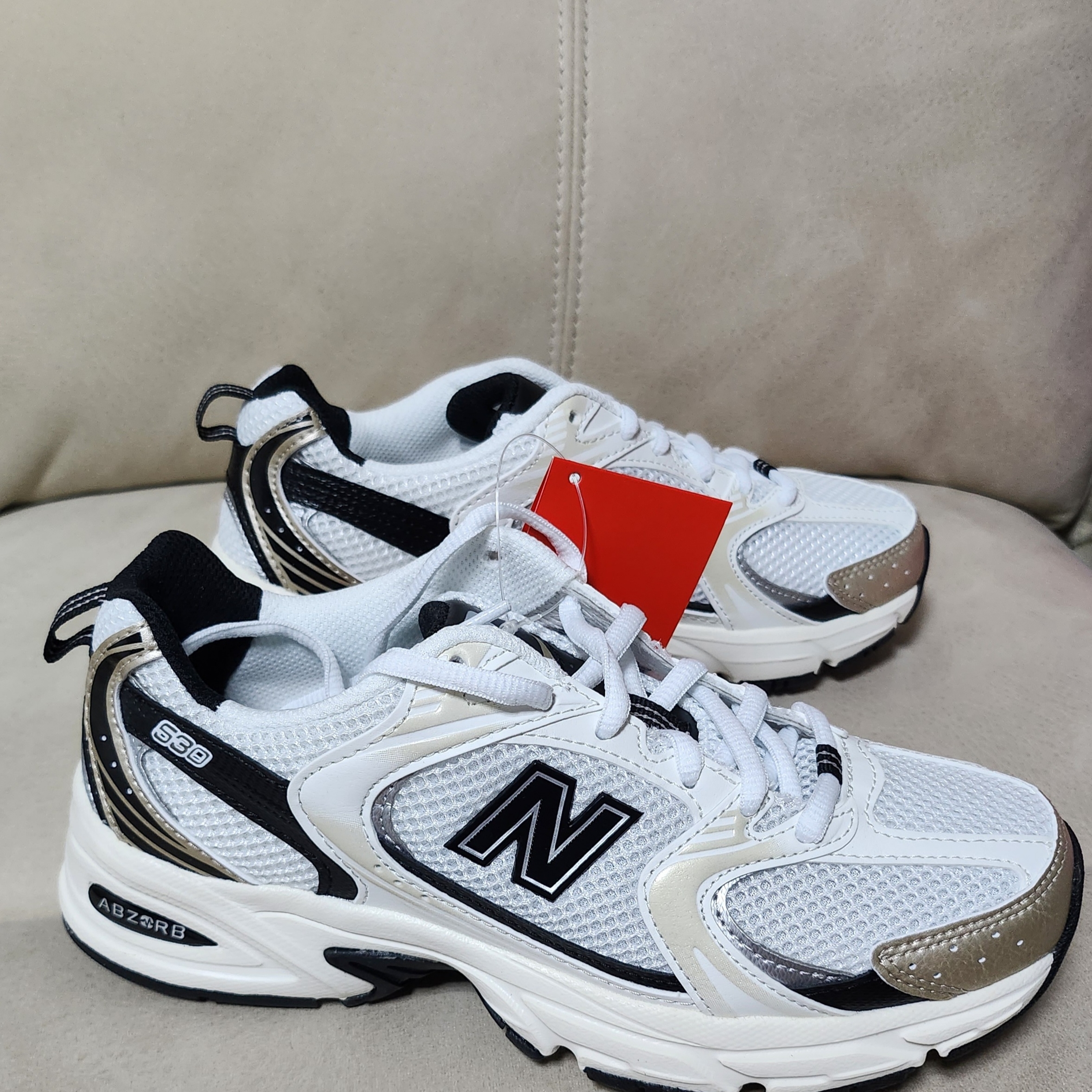 New Balance 530 White Gold 착용 스타일