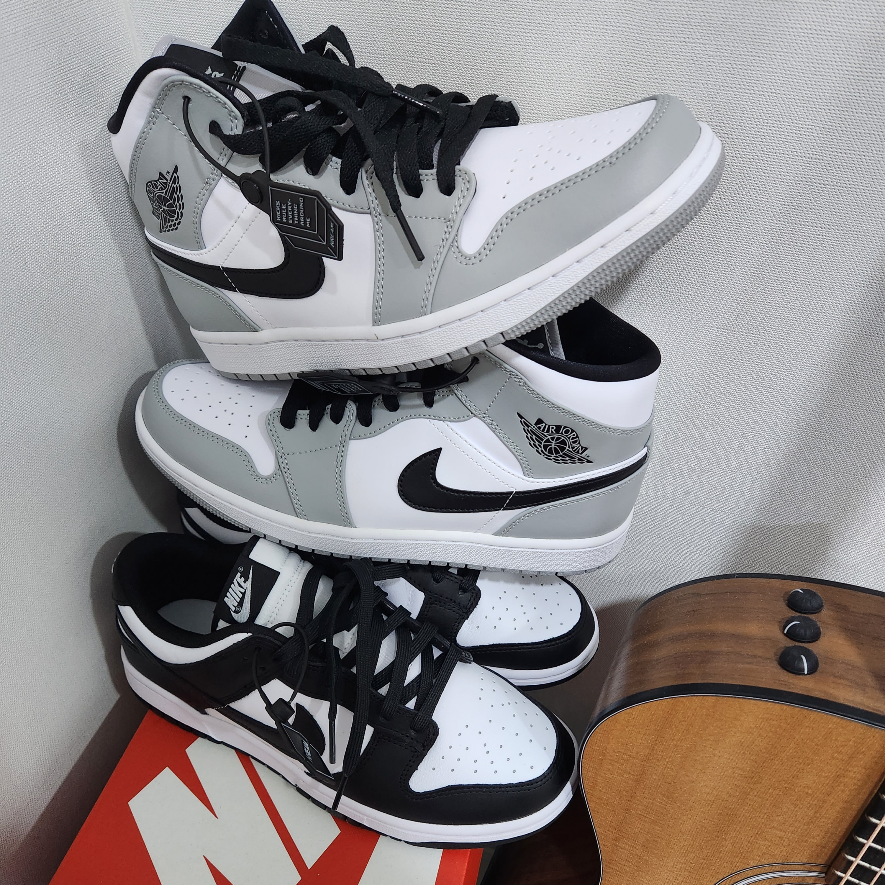 Nike Dunk Low Retro Black, Jordan 1 Mid Light Smoke Grey 착용 스타일