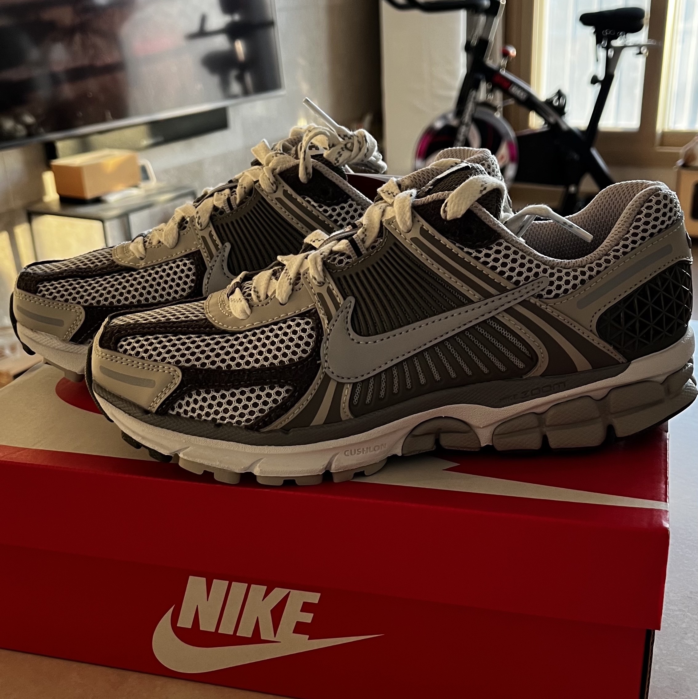 Nike Zoom Vomero 5 PRM Light Iron Ore and Flat Fewter 착용 스타일 - 3