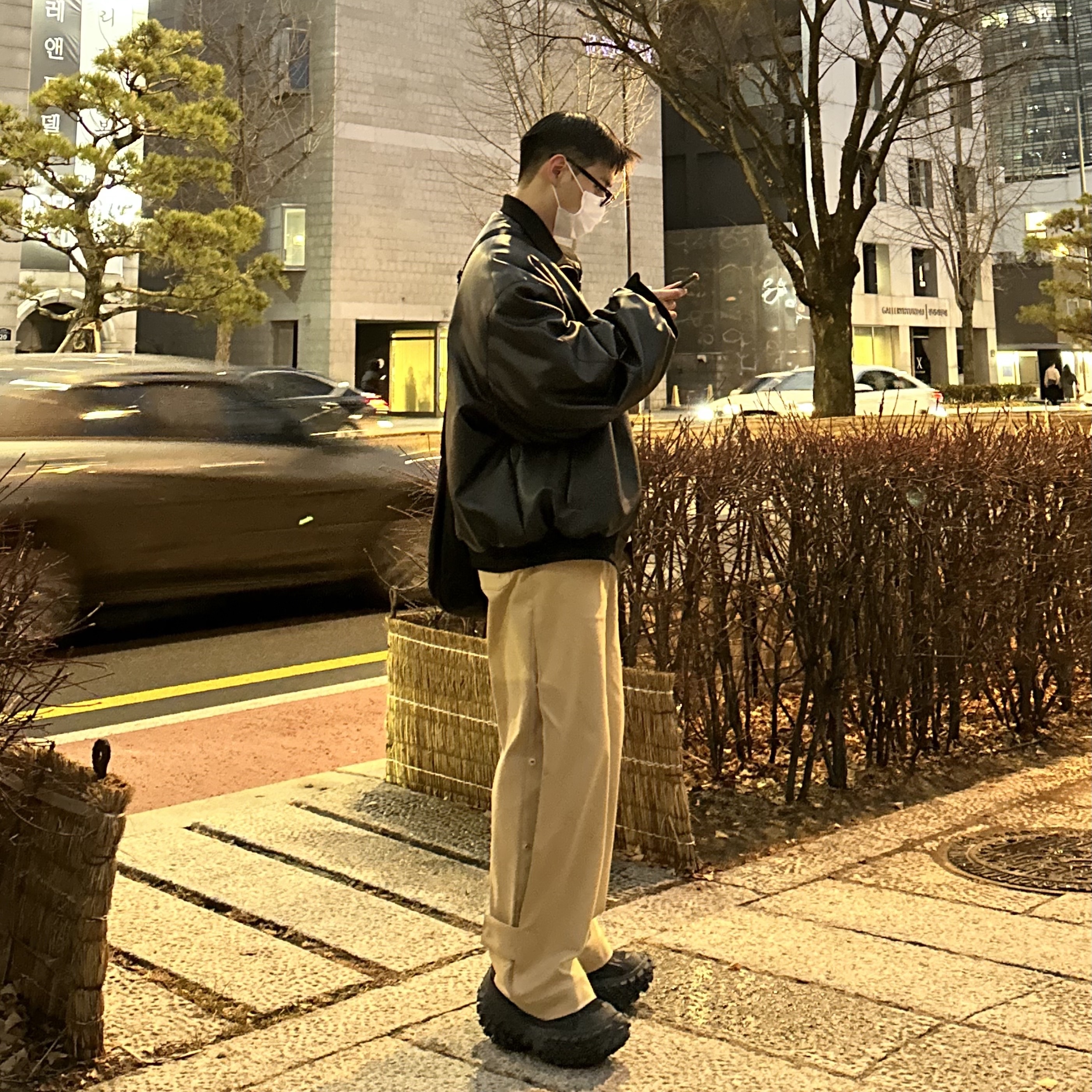 Balenciaga Defender Sneakers Black 착용 스타일 - 1