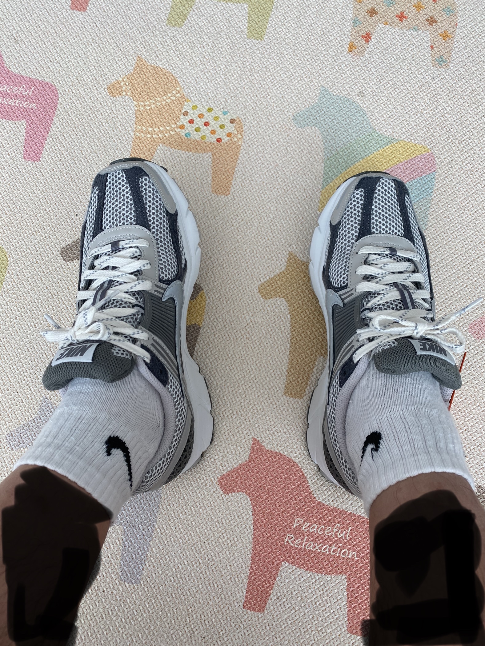 Nike Zoom Vomero 5 PRM Light Iron Ore and Flat Fewter 착용 스타일 - 1