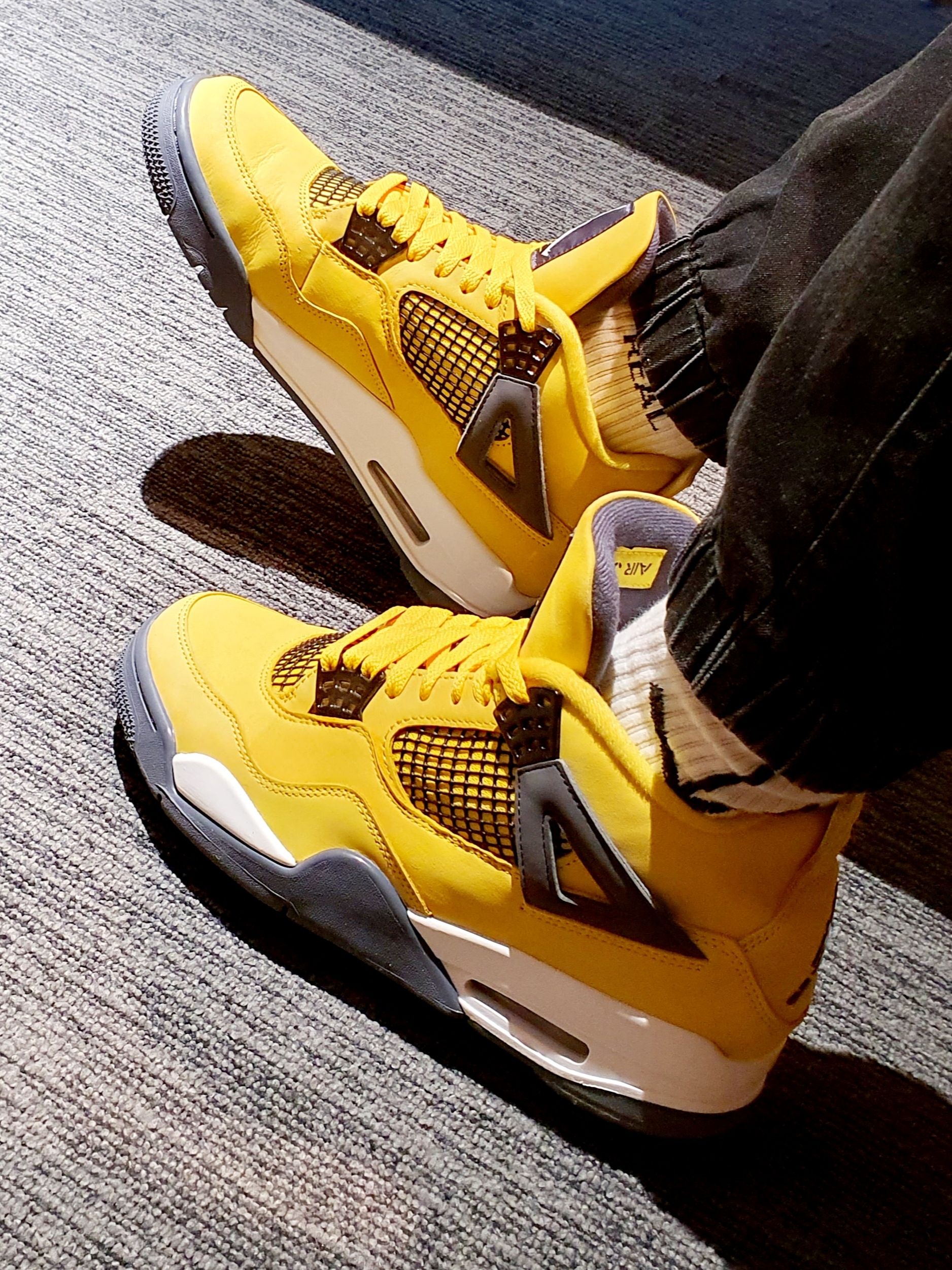 Jordan 4 Retro Tour Yellow 착용 스타일 - 2