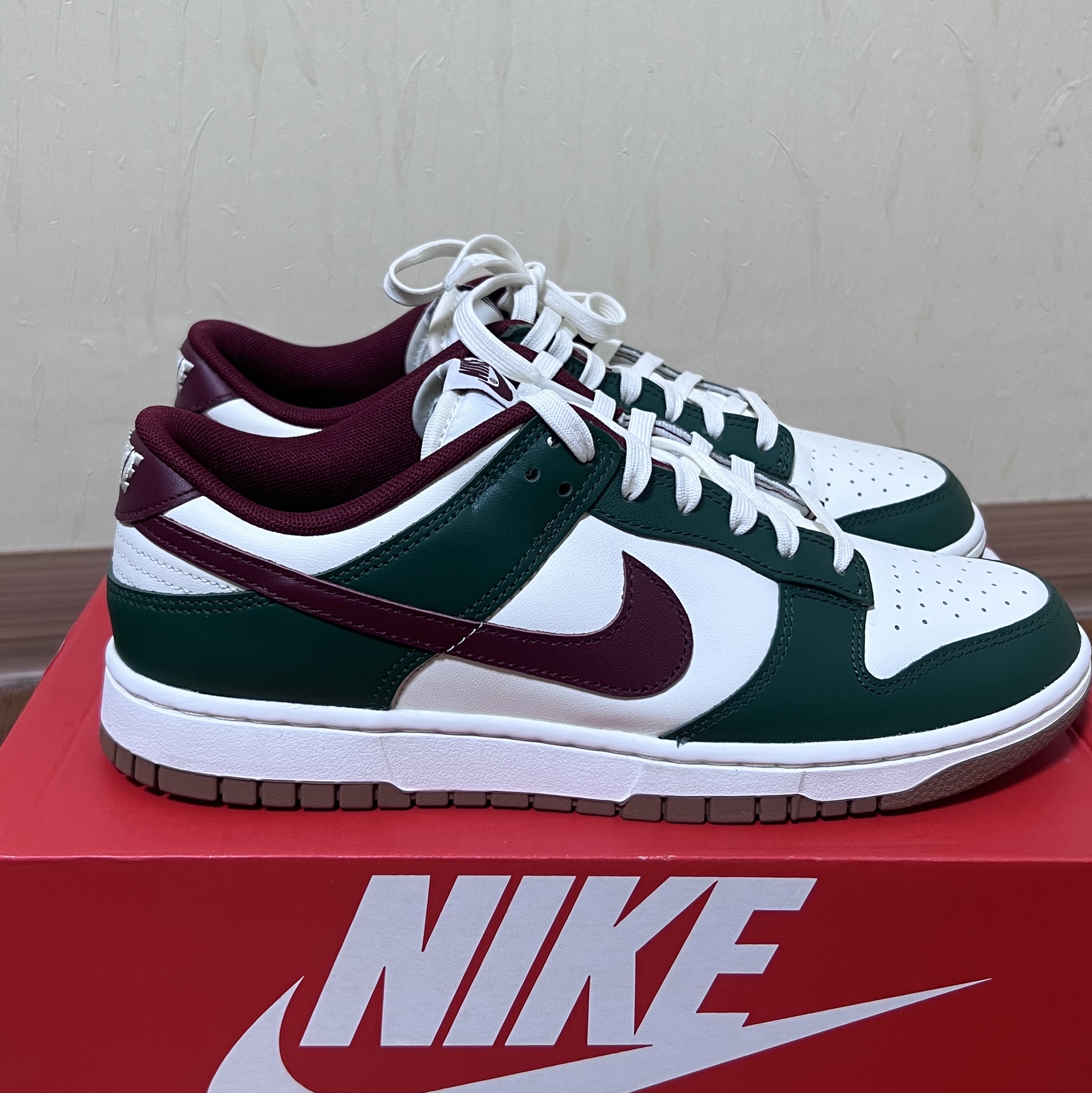 Nike Dunk Low George Green and Team Red 착용 스타일 - 1