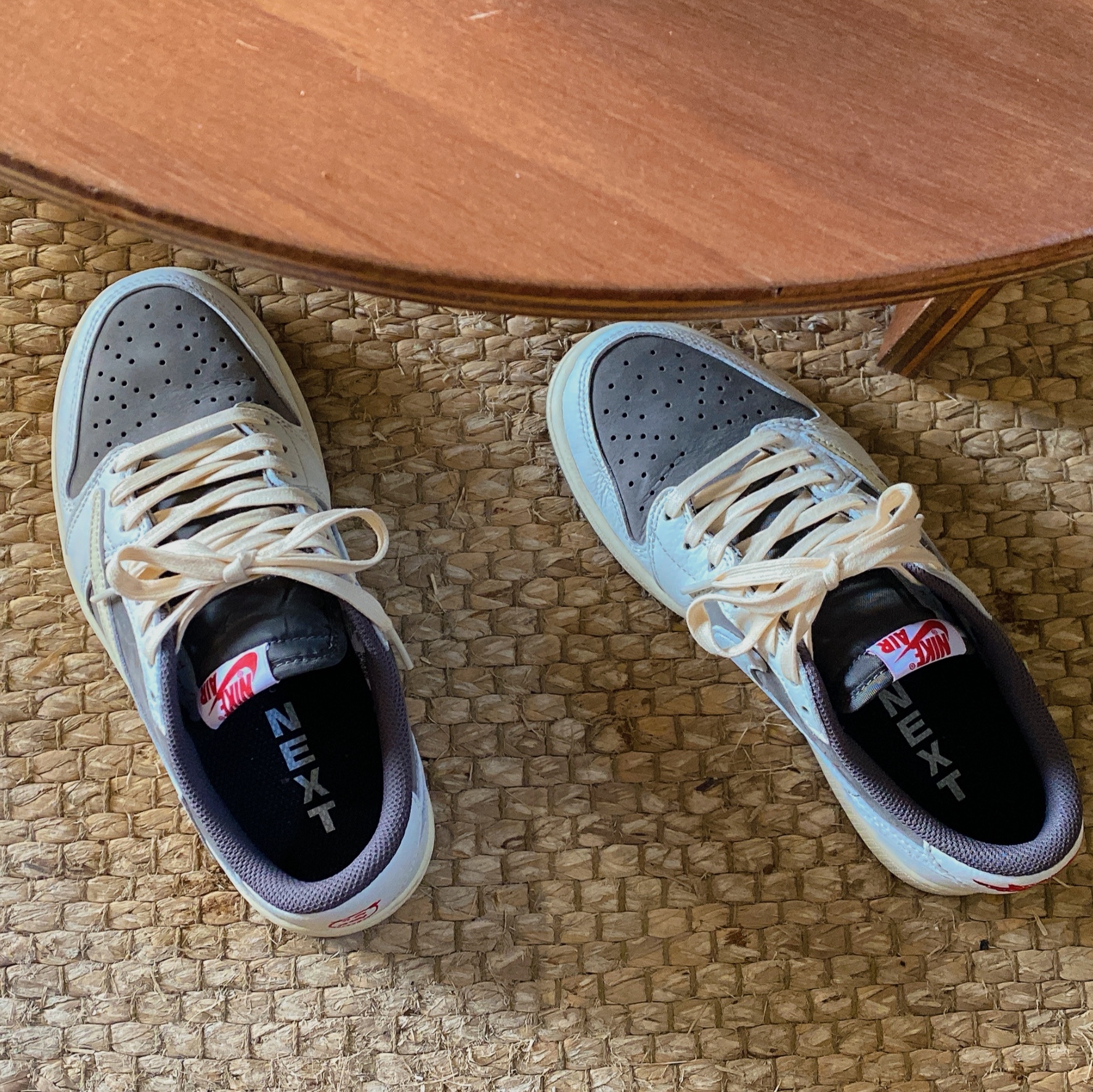 Jordan 1 x Travis Scott Retro Low OG SP Sail and Ridgerock 착용 스타일