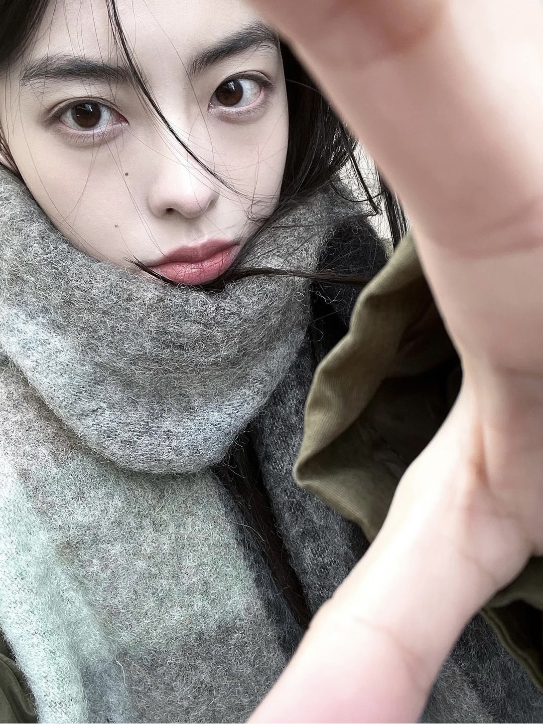 Acne Studios Mohair Check Muffler Grey Green Black 착용 스타일 - 3
