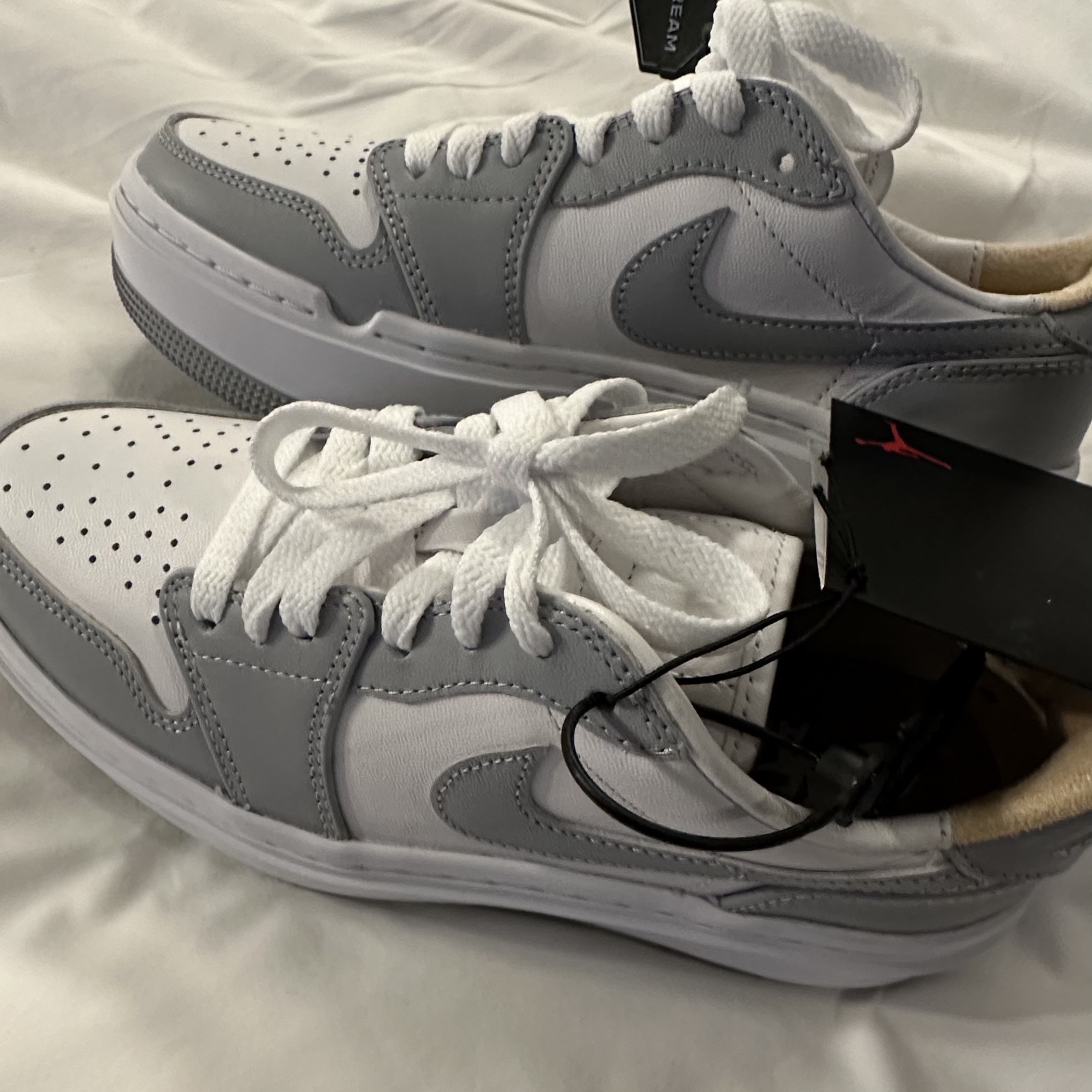(W) Jordan 1 Elevate Low White and Wolf Grey 착용 스타일 - 2