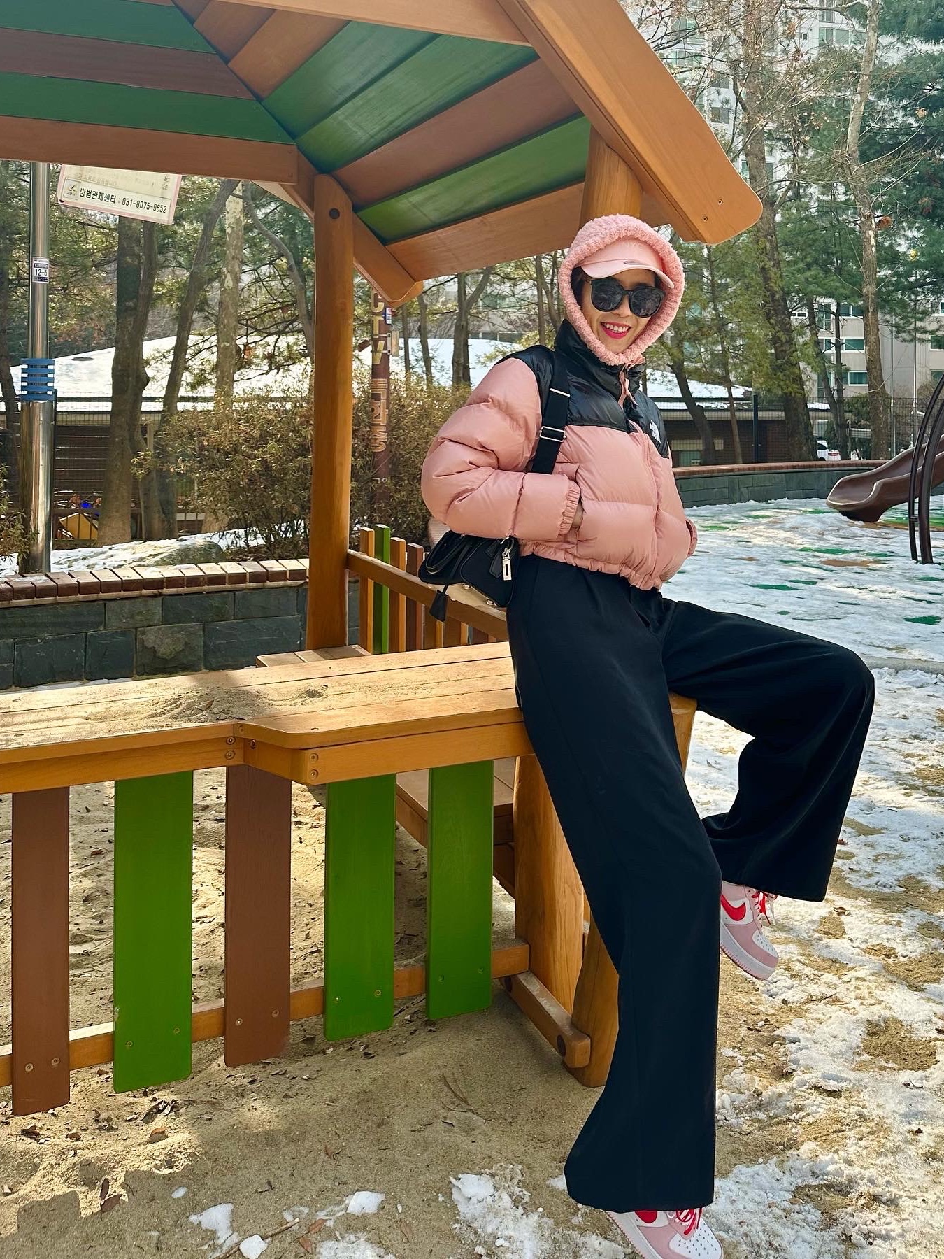 Nike Air Force 1 '07 QS Valentine's Day, (W) The North Face Nuptse Short Jacket Rose Tan 착용 스타일 - 3
