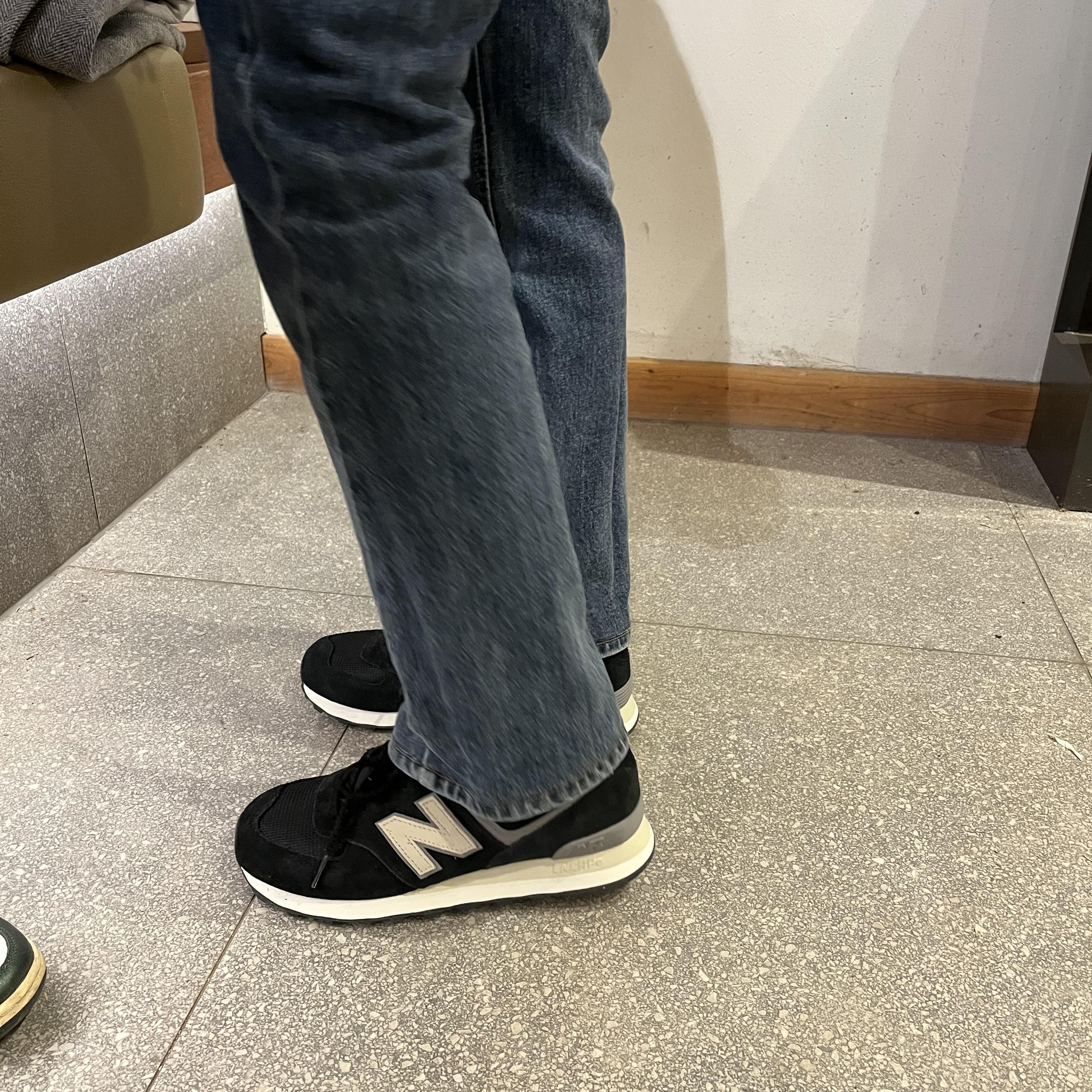 New Balance 574 Classics Reimagined Black, New Balance 574 Classics Reimagined Gray 착용 스타일 - 3