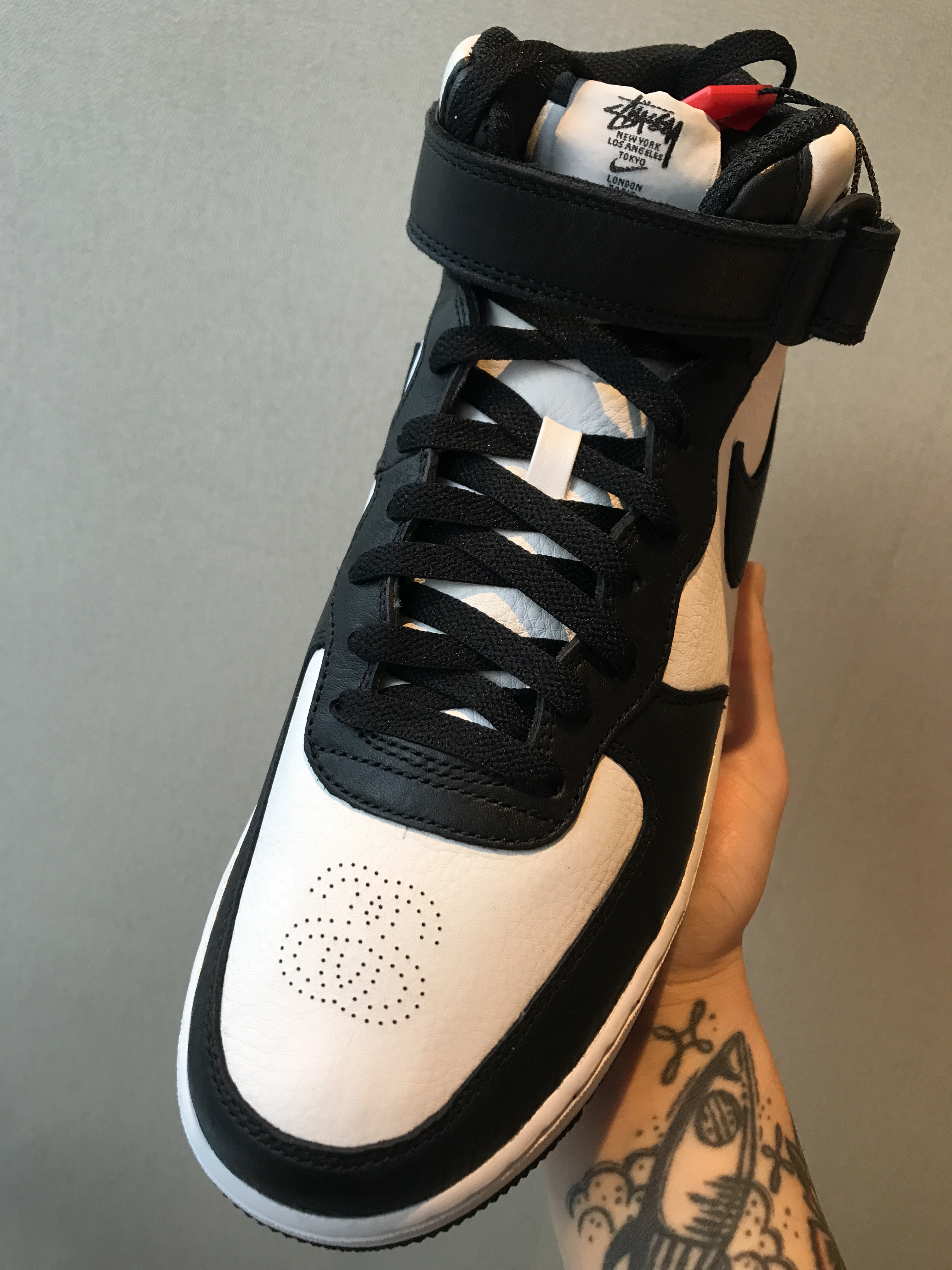 Nike x Stussy Air Force 1 '07 Mid SP Black and Light Bone 착용 스타일 - 2