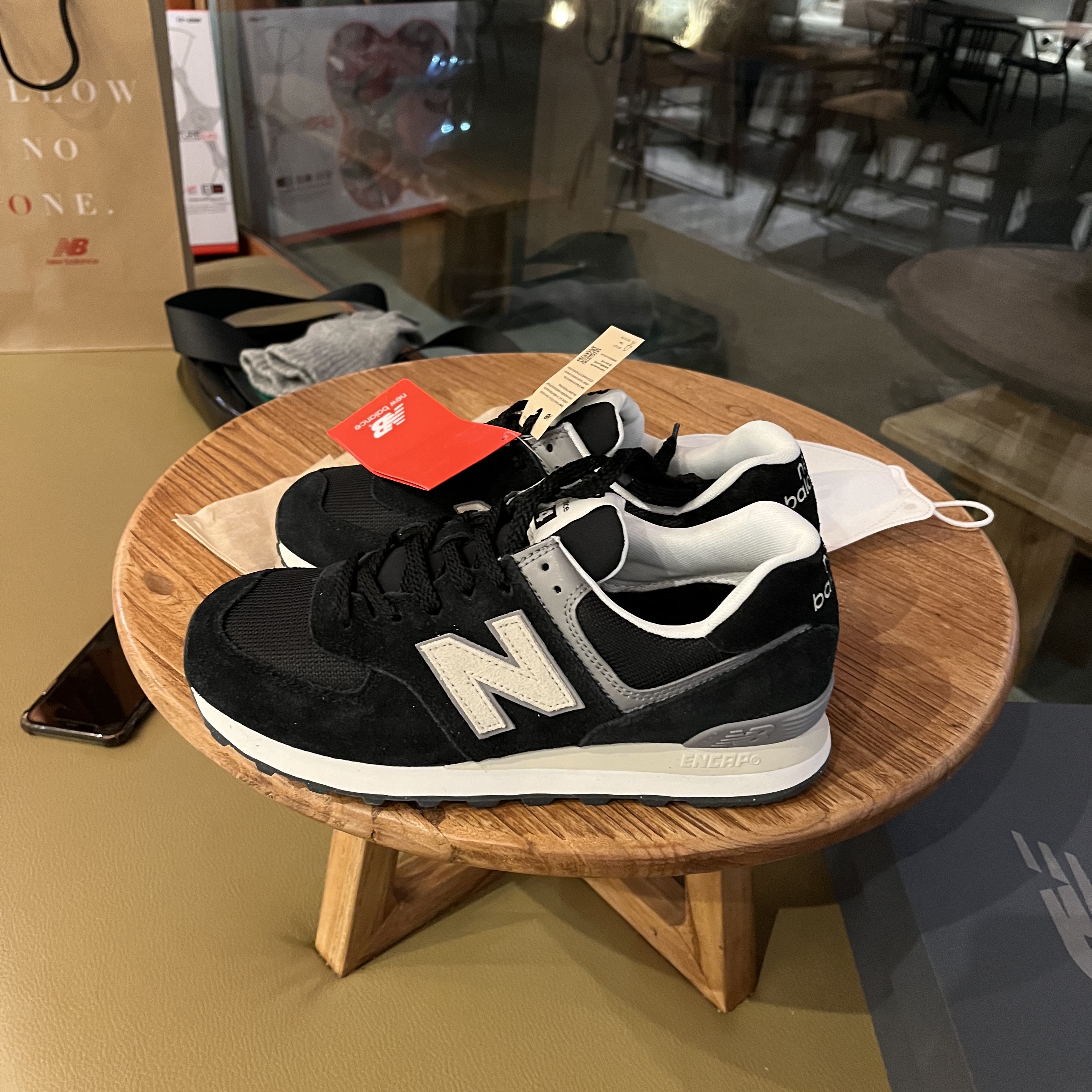 New Balance 574 Classics Reimagined Black, New Balance 574 Classics Reimagined Gray 착용 스타일 - 2