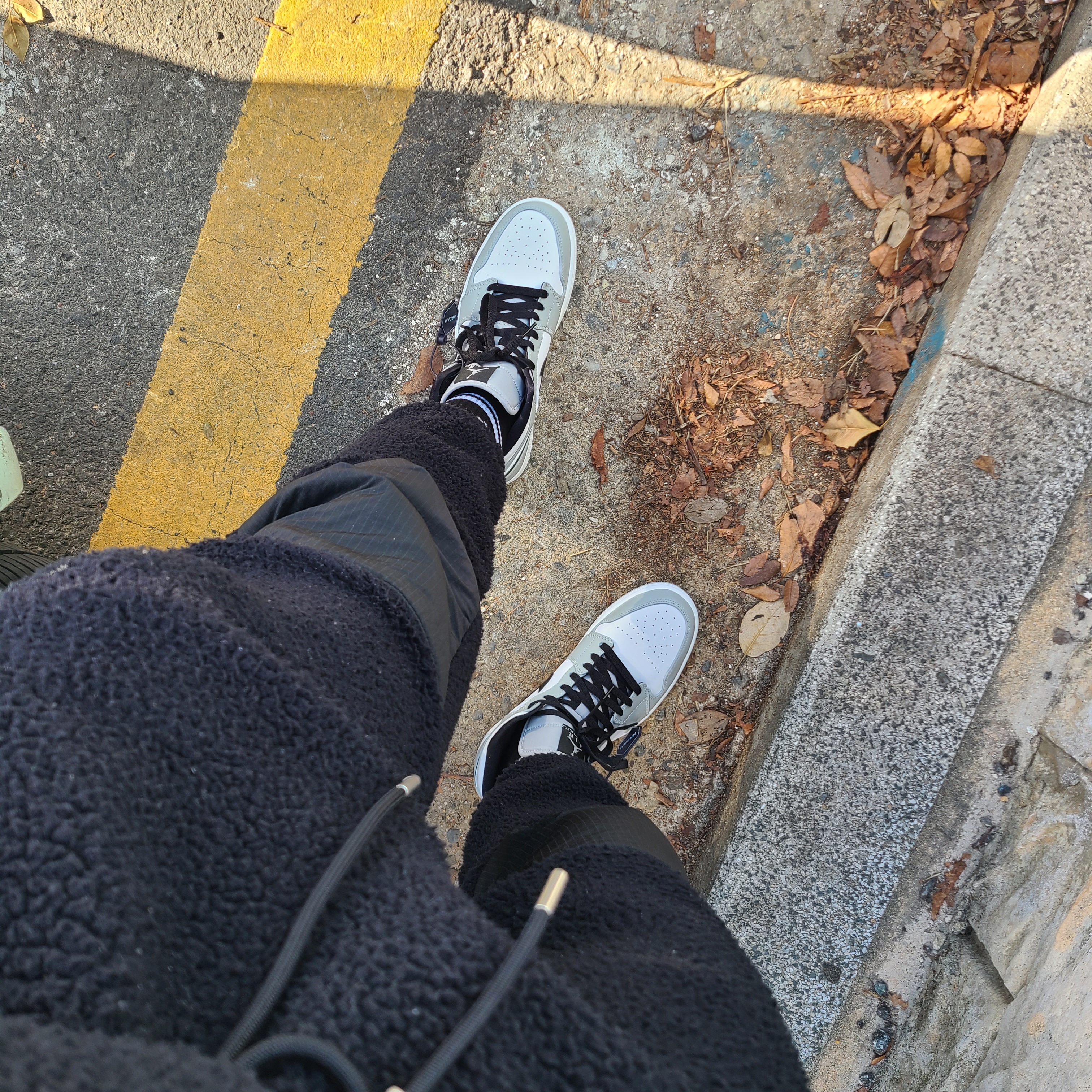 Jordan 1 Mid Light Smoke Grey 착용 스타일