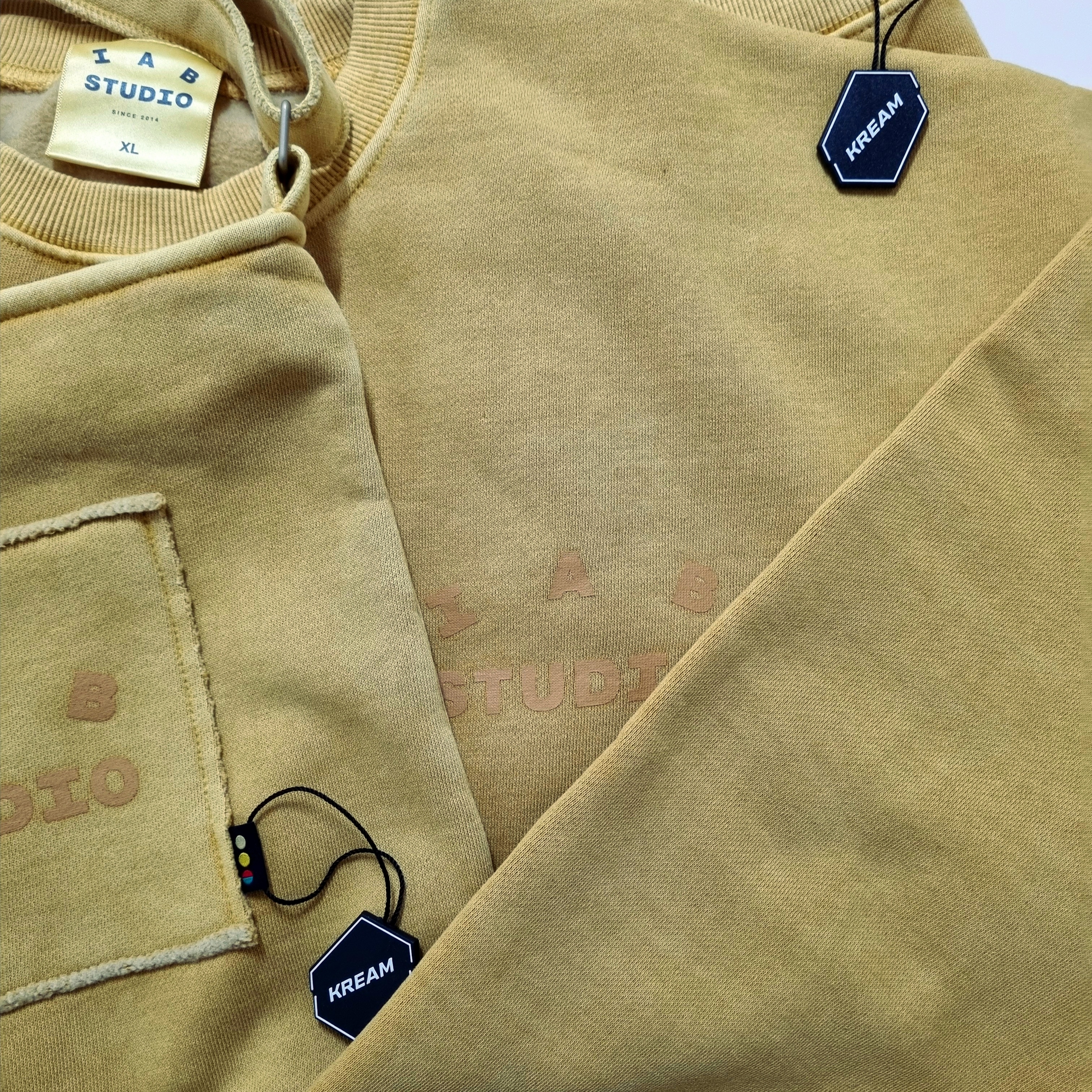 IAB Studio Pigment Sweatshirt & Mini Bag Mustard 착용 스타일 - 5