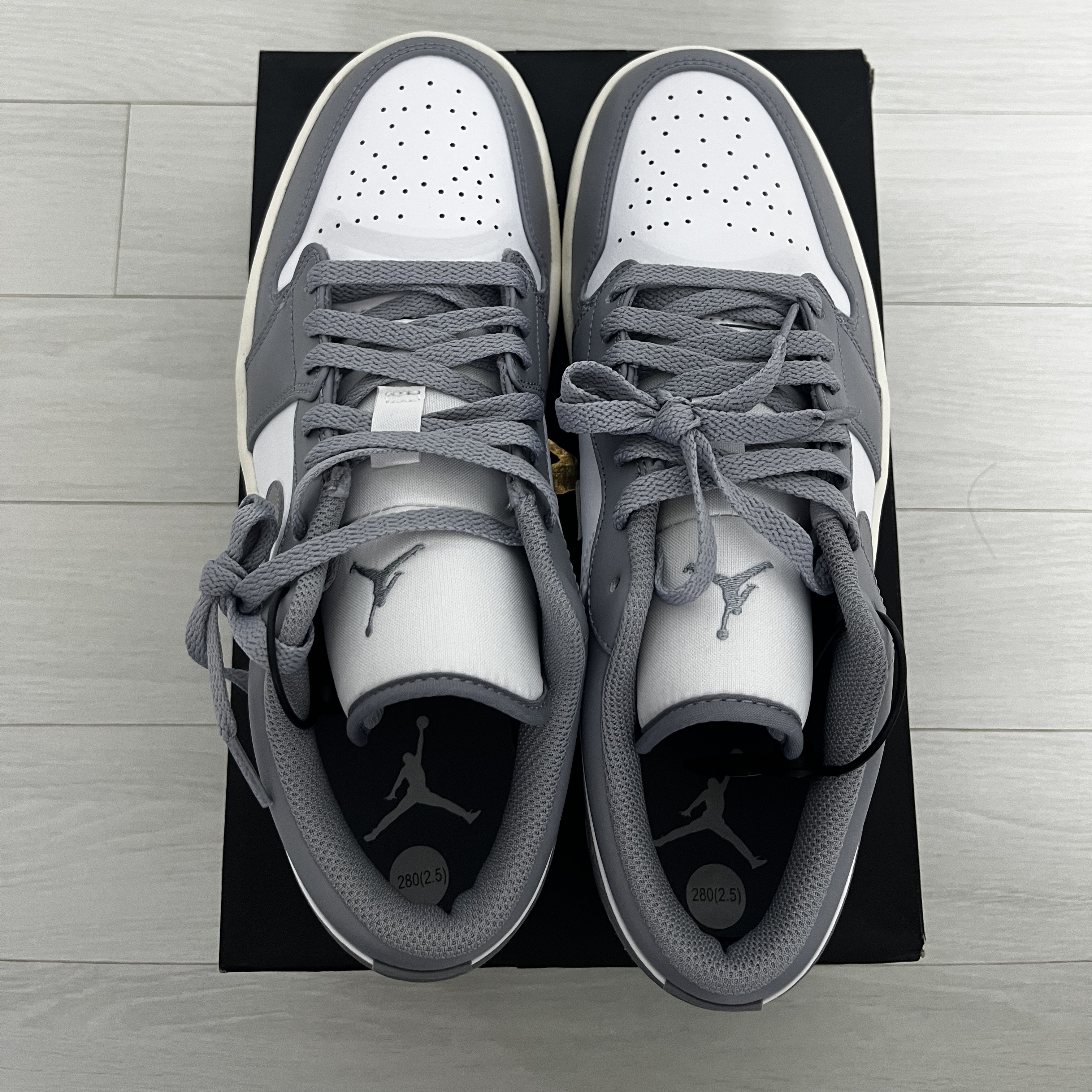 Jordan 1 Low Stealth and White 착용 스타일 - 2