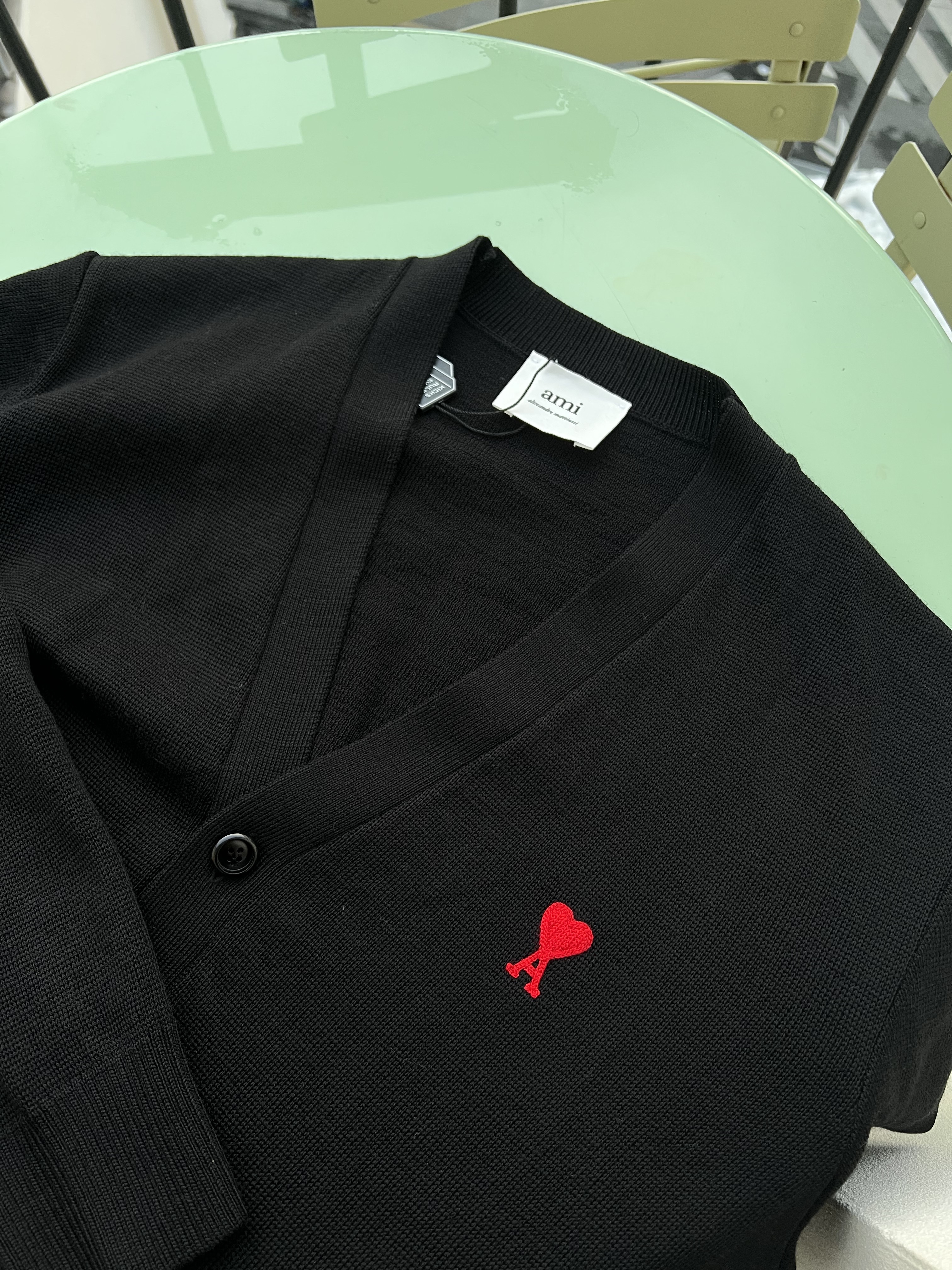 AMI de Coeur Wool Cardigan Black 착용 스타일 - 5