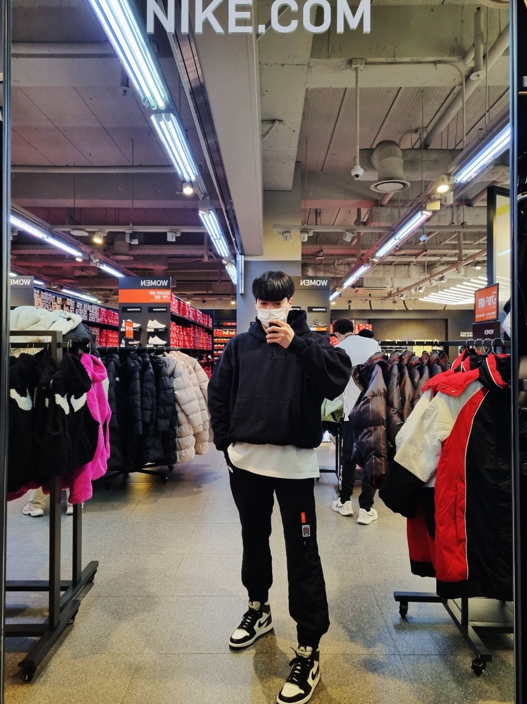 Jordan 1 Retro High OG Black Mocha, Yeezy Gap Hoodie Black 착용 스타일
