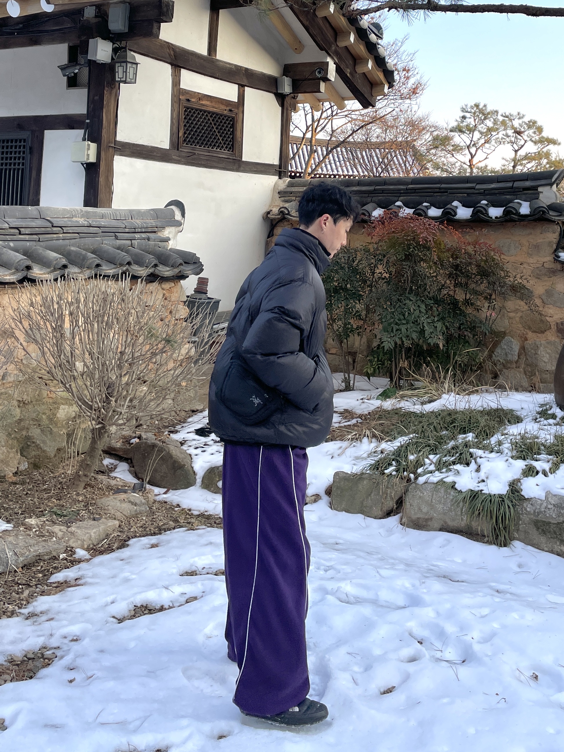 The North Face Thermoball Traction Mule V Black, Arc'teryx Mantis 1 Waistpack Black 착용 스타일