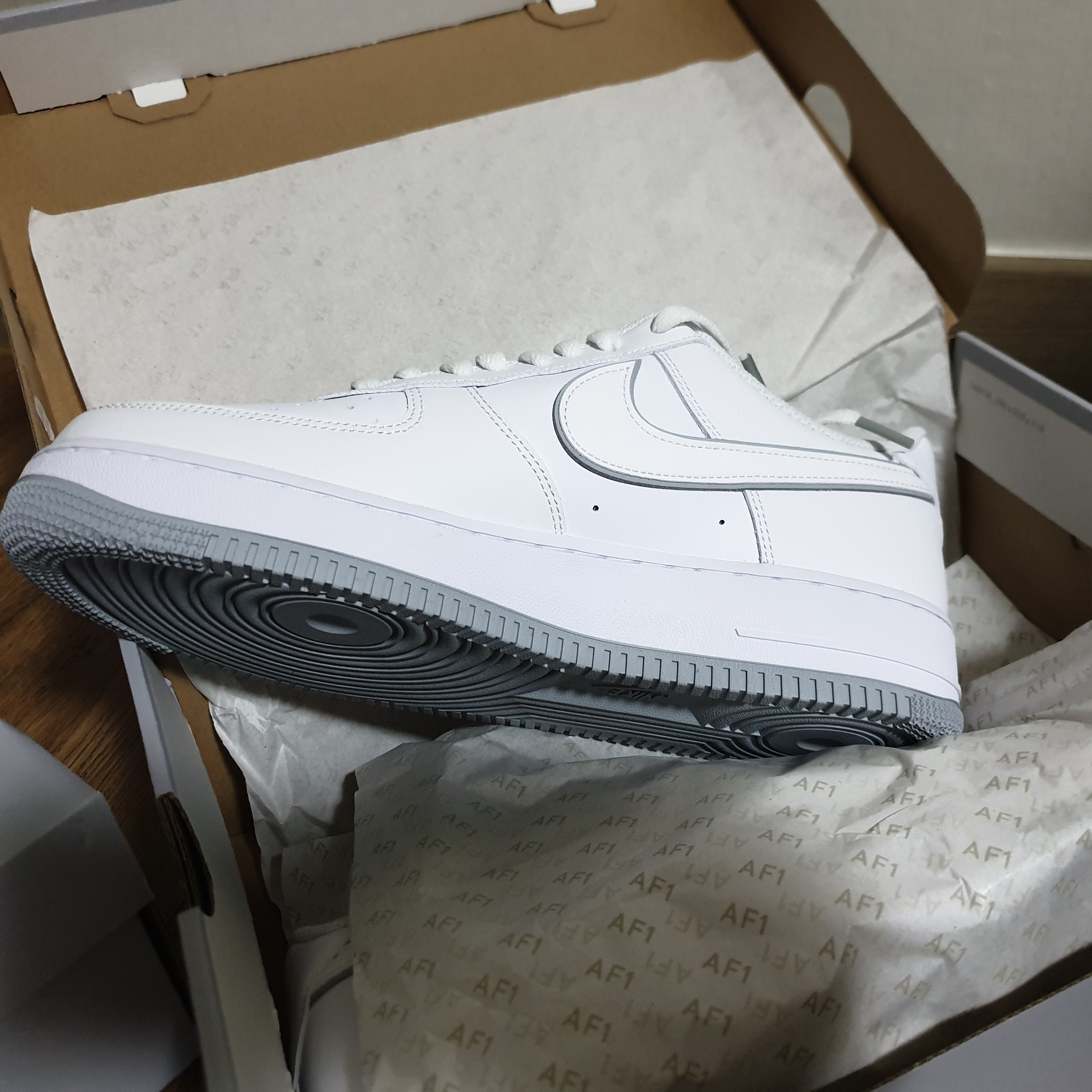 Nike Air Force 1 '07 White Wolf Grey 착용 스타일