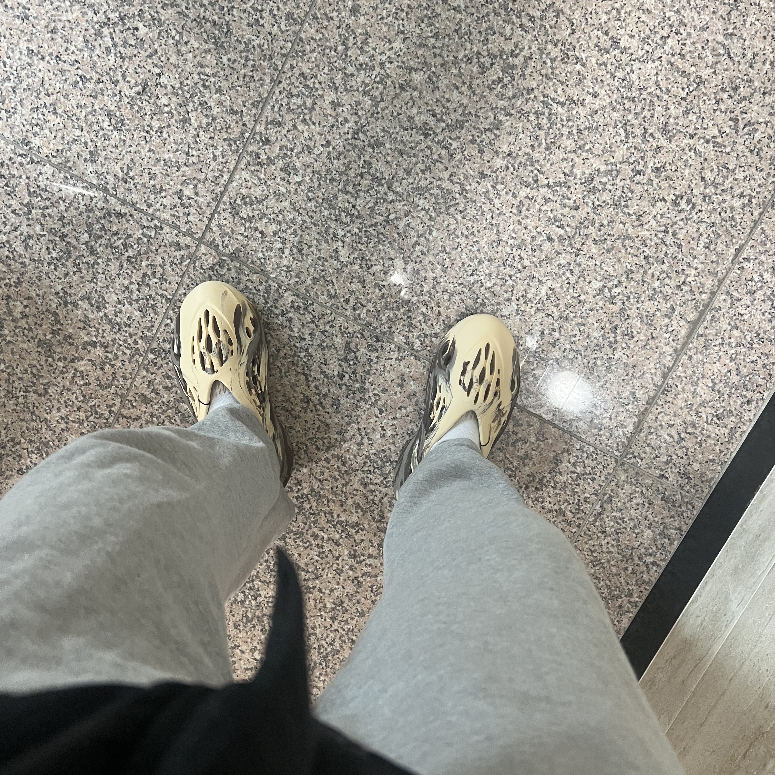 Adidas Yeezy Foam RNNR MX Cream Clay 착용 스타일