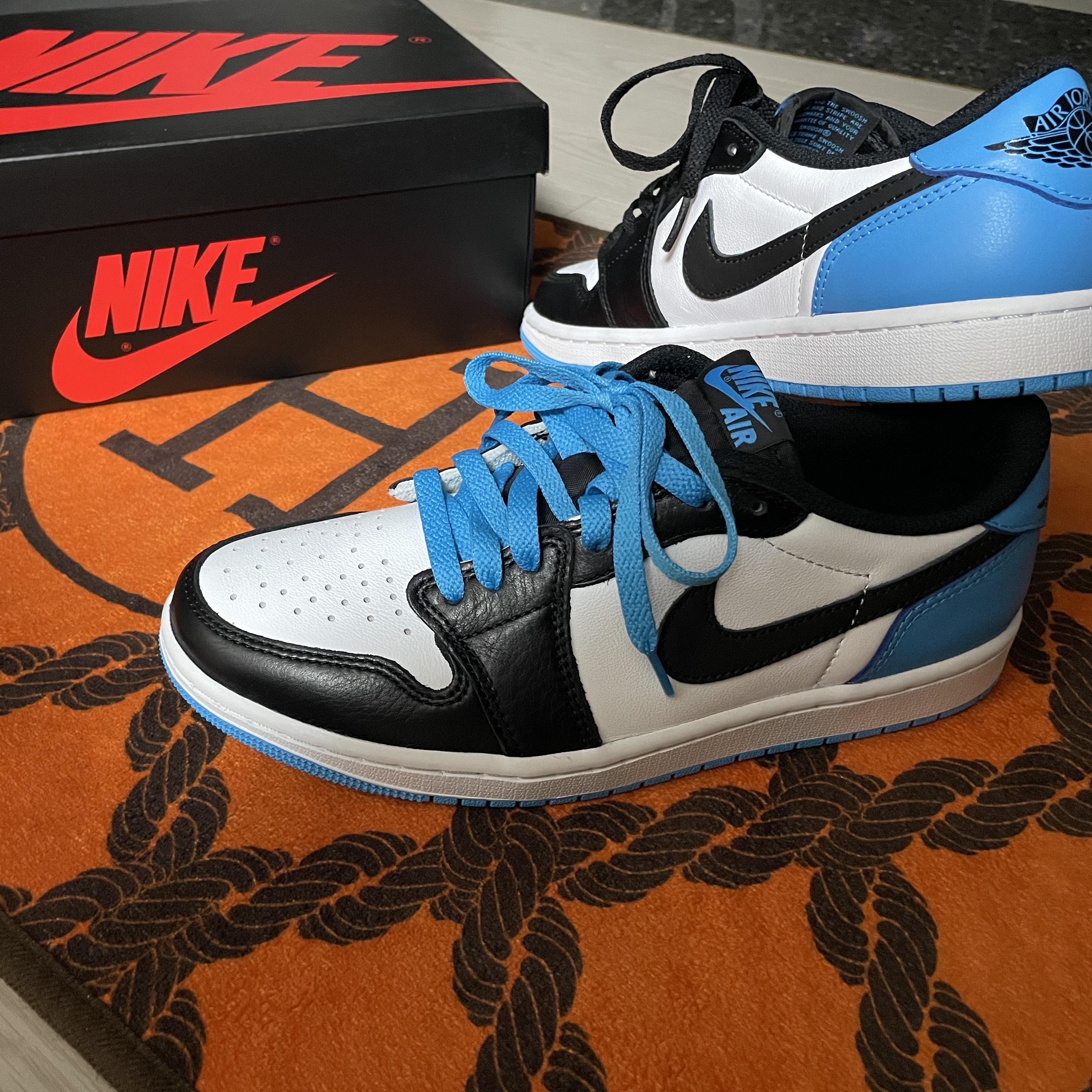 Jordan 1 Retro Low OG Black and Dark Powder Blue 착용 스타일 - 3