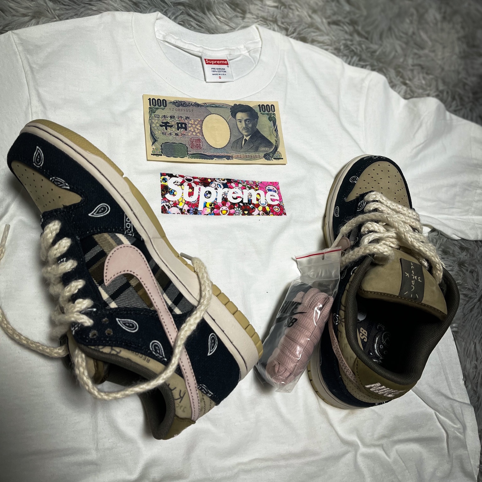 Nike x Travis Scott SB Dunk Low, Supreme x Murakami Takashi COVID-19 Relief Box Logo T-Shirt White - 20SS 착용 스타일