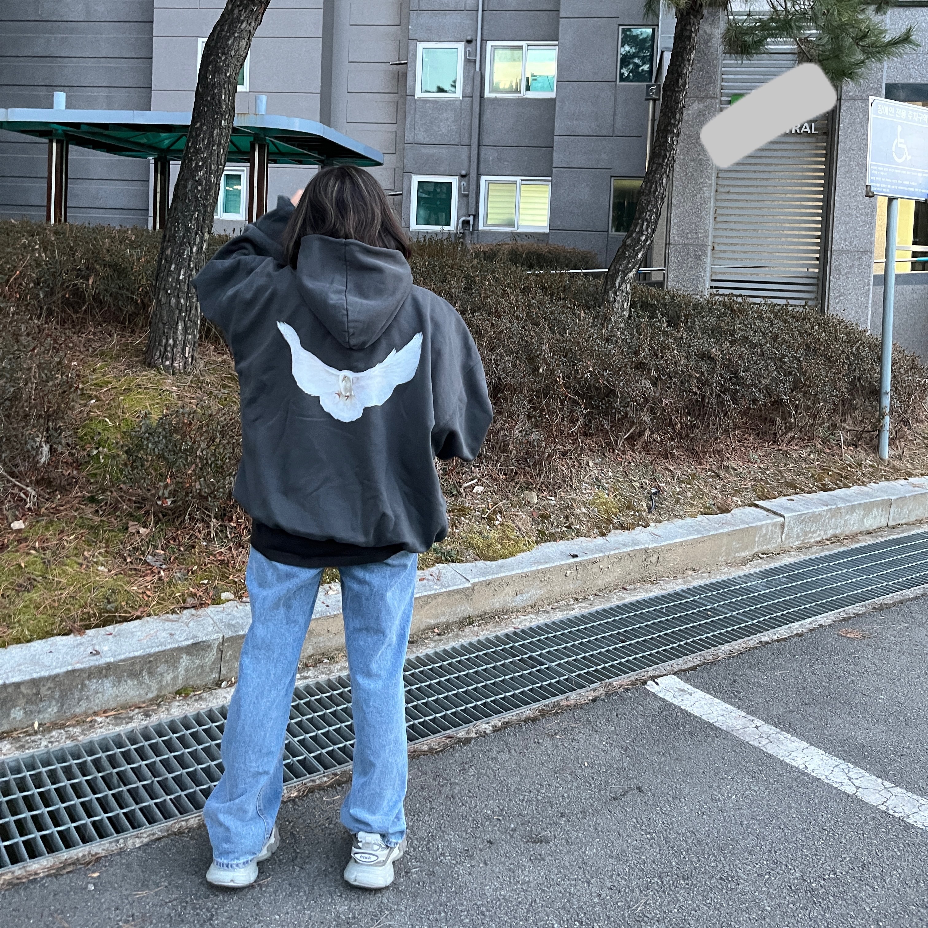 Yeezy Gap Engineered By Balenciaga Dove Hoodie Black 착용 스타일 - 1