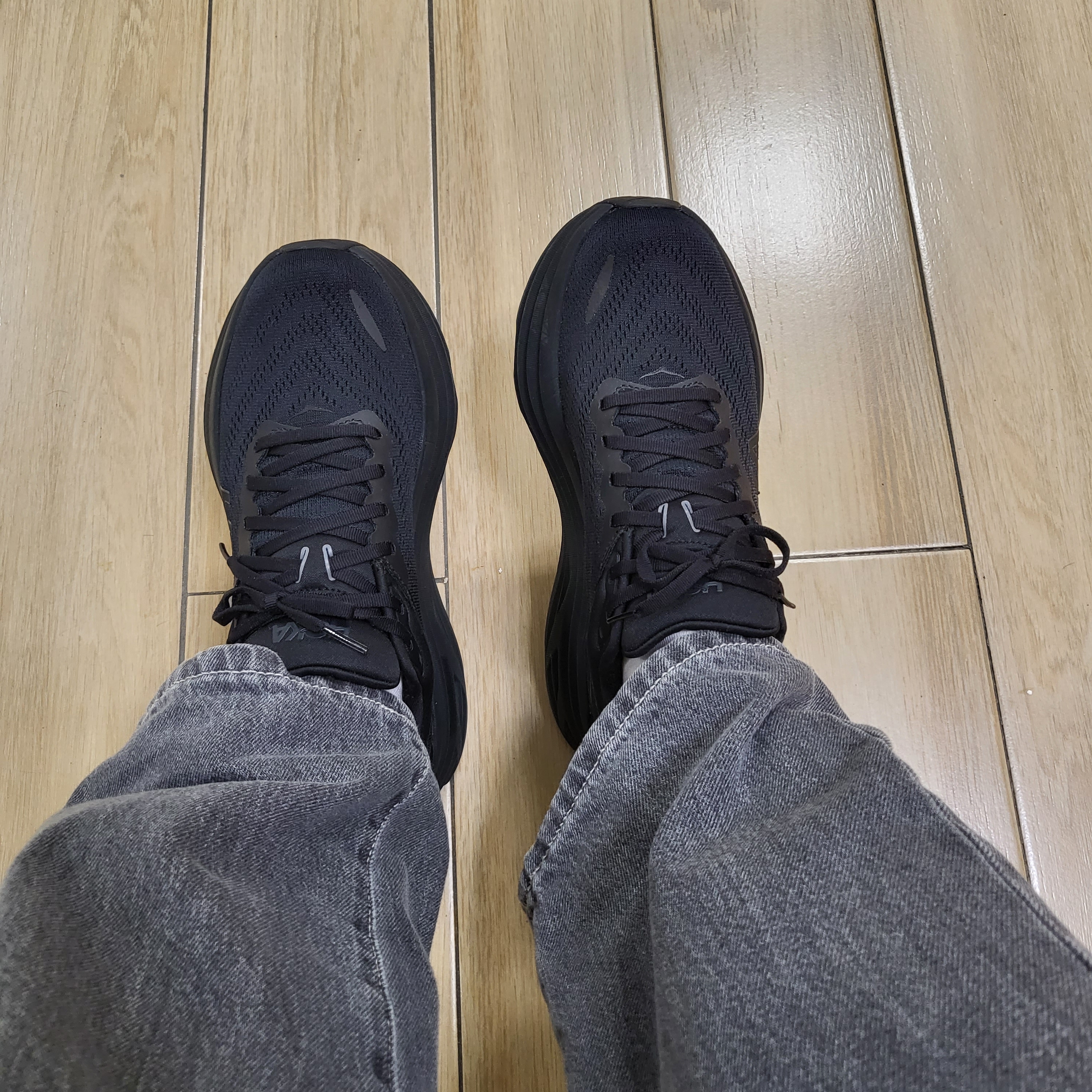 Hoka Bondi 8 Black - Regular 착용 스타일 - 2
