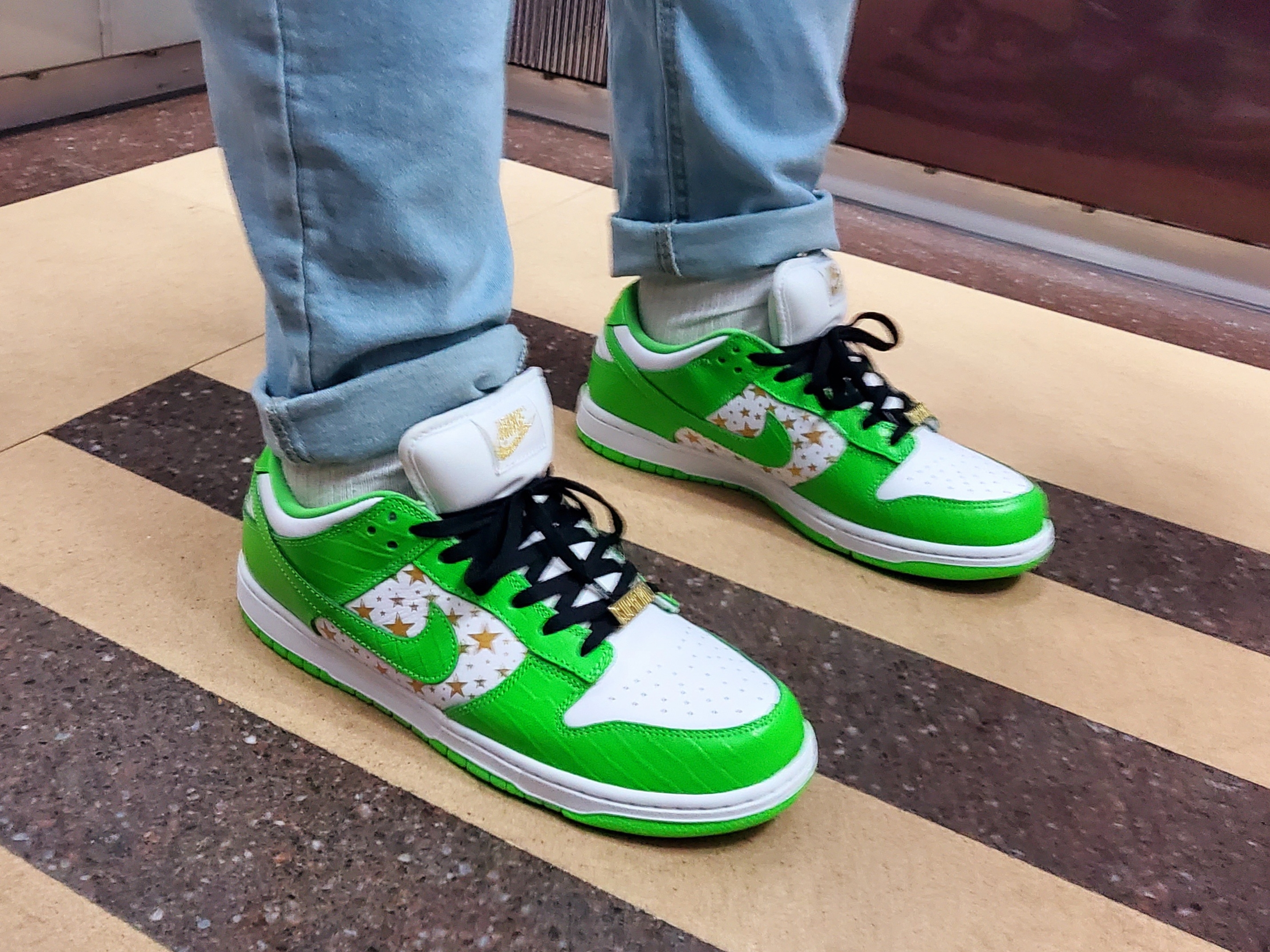 Nike x Supreme SB Dunk Low Mean Green 착용 스타일 - 2