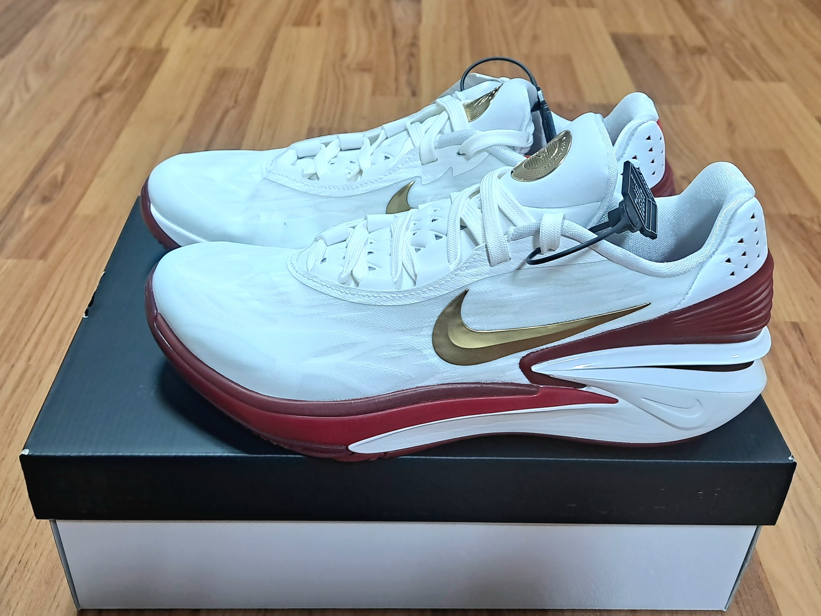 Nike Air Zoom GT Cut 2 Summit White Metallic Gold 착용 스타일 - 2
