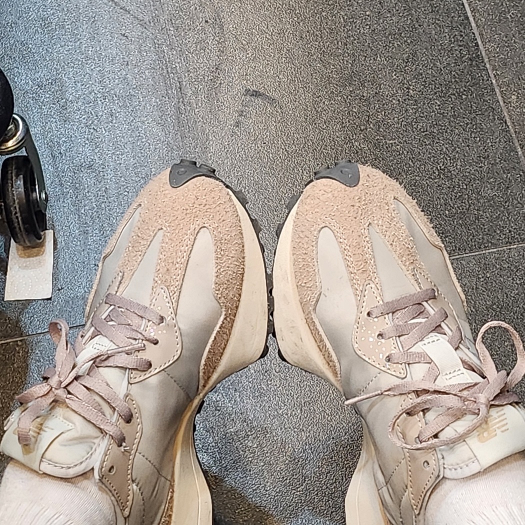 (W) New Balance 327 Grey Beige 착용 스타일