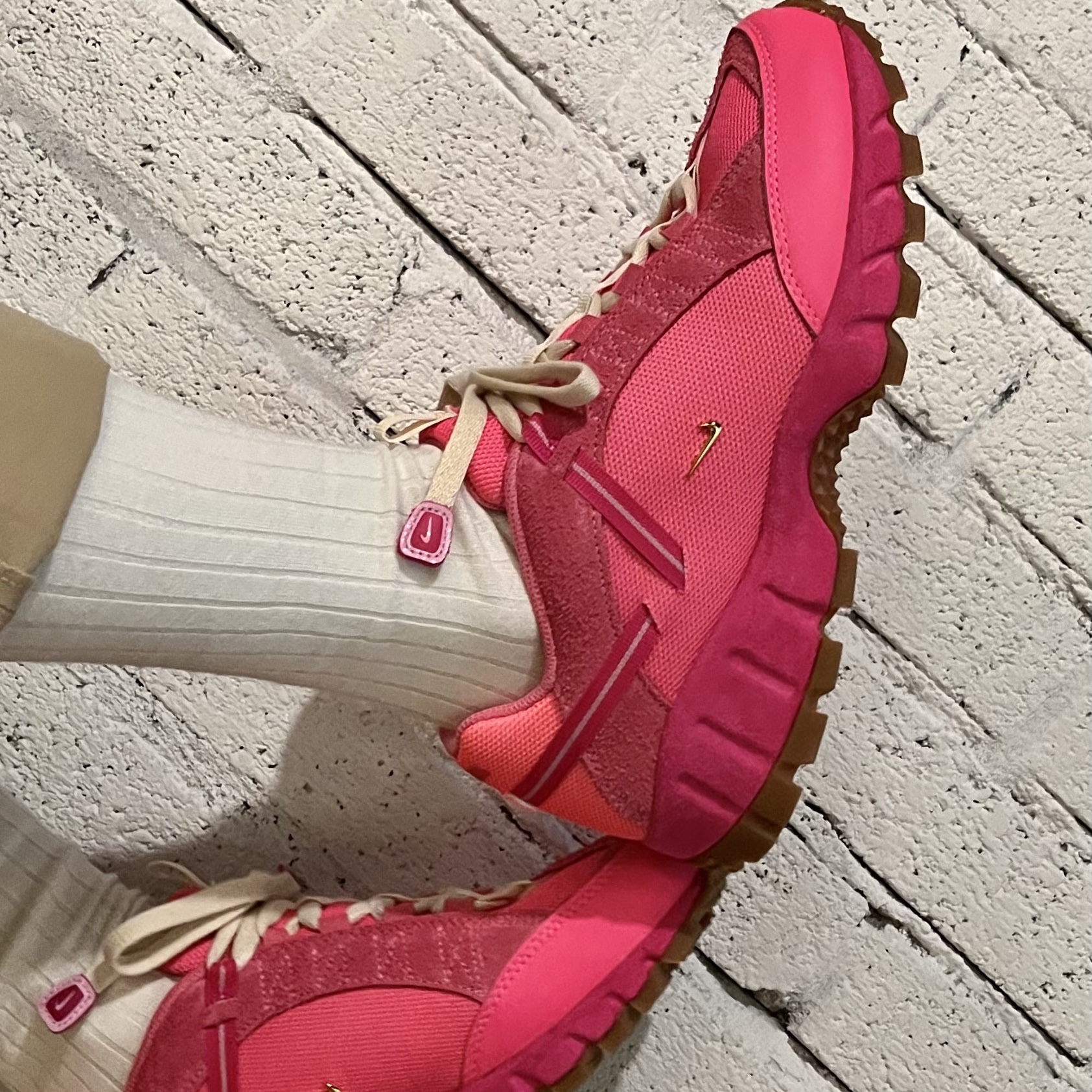 Nike x Jacquemus Air Humara LX Pink Flash 착용 스타일 - 3