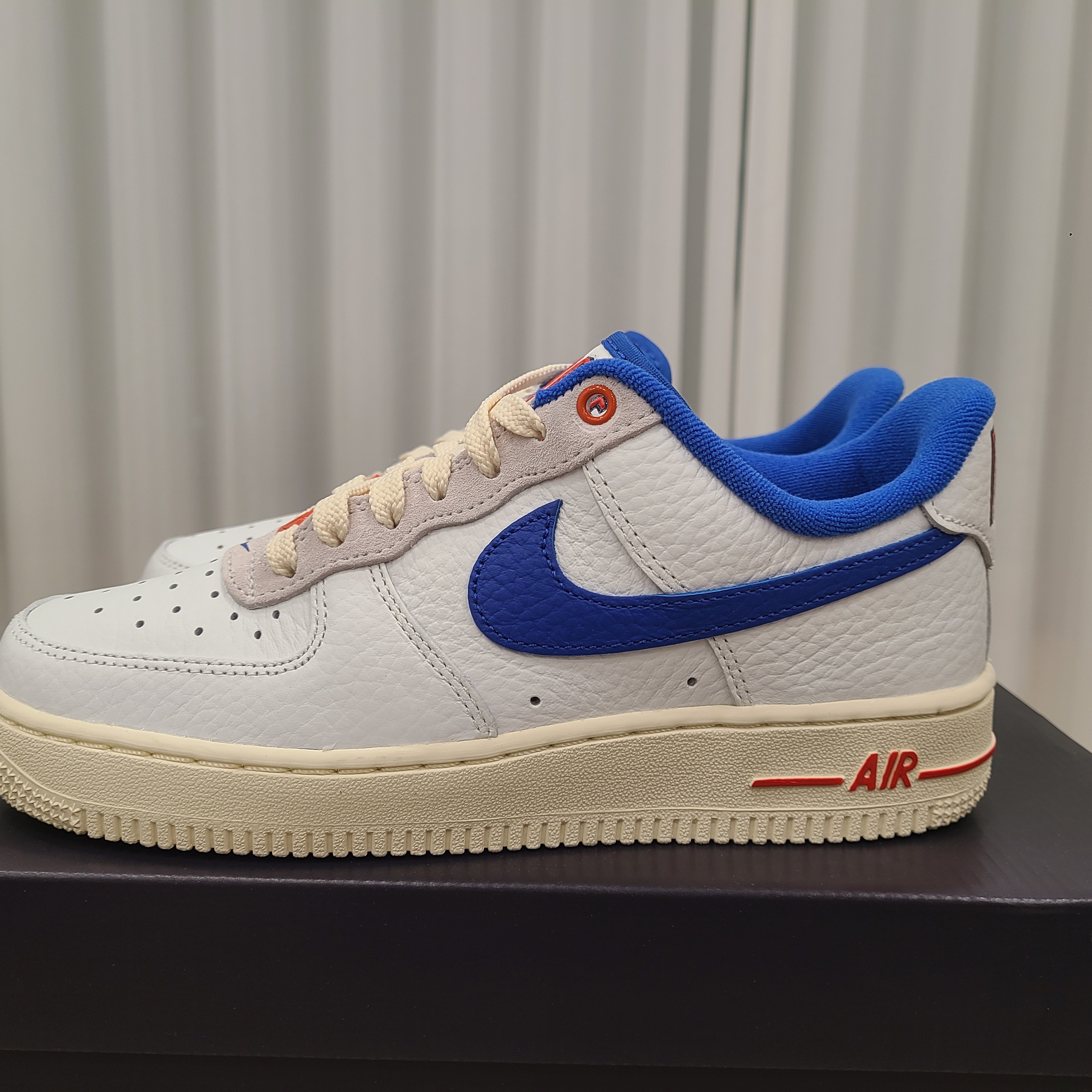 (W) Nike Air Force 1 '07 LX University Blue and Summit White 착용 스타일 - 1