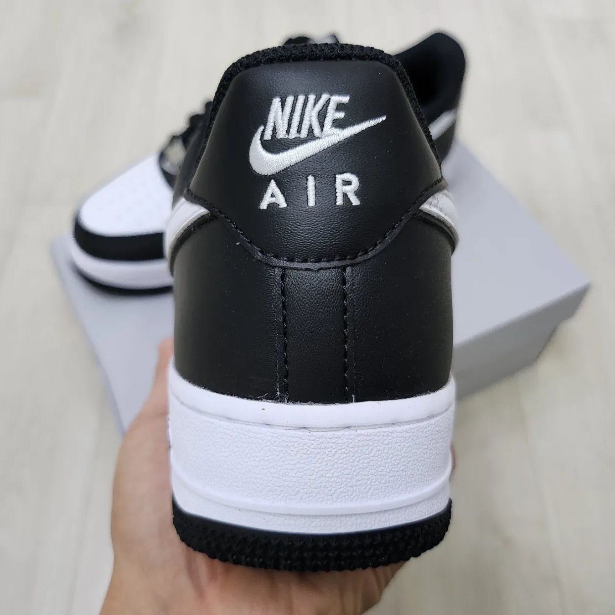 Nike Air Force 1 '07 Black White 착용 스타일 - 3
