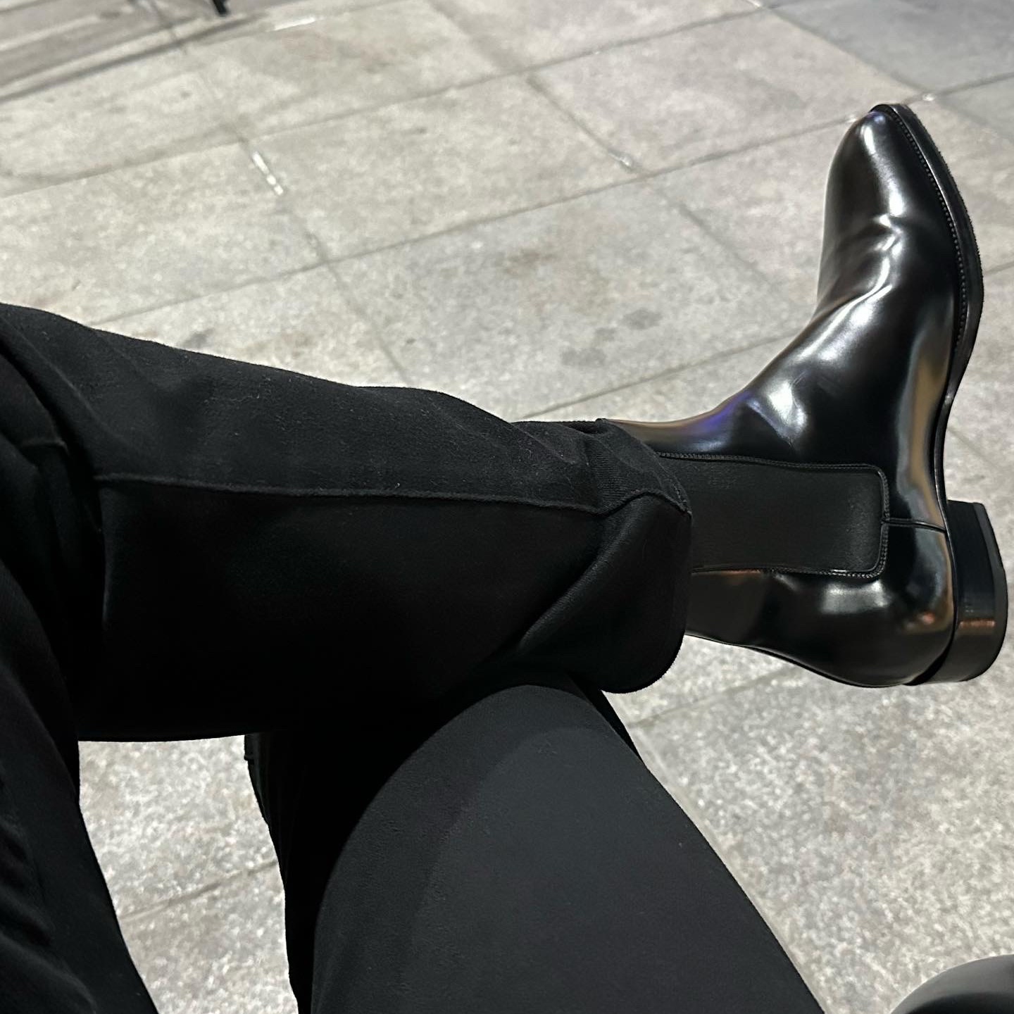 Saint Laurent Wyatt Chelsea Boots in Smooth Leather Black 착용 스타일 - 1