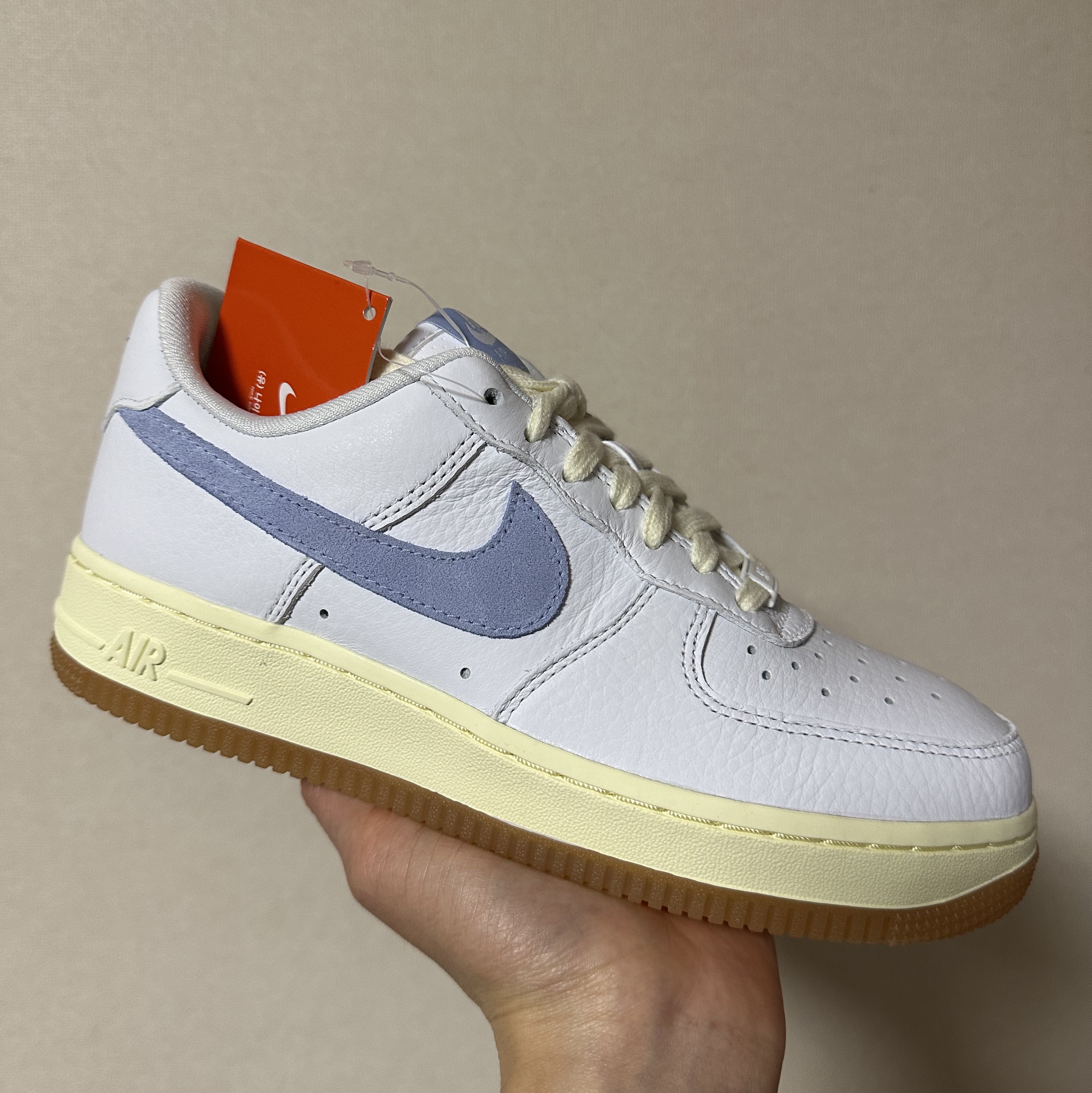 (W) Nike Air Force 1 '07 White Alabaster 착용 스타일 - 1