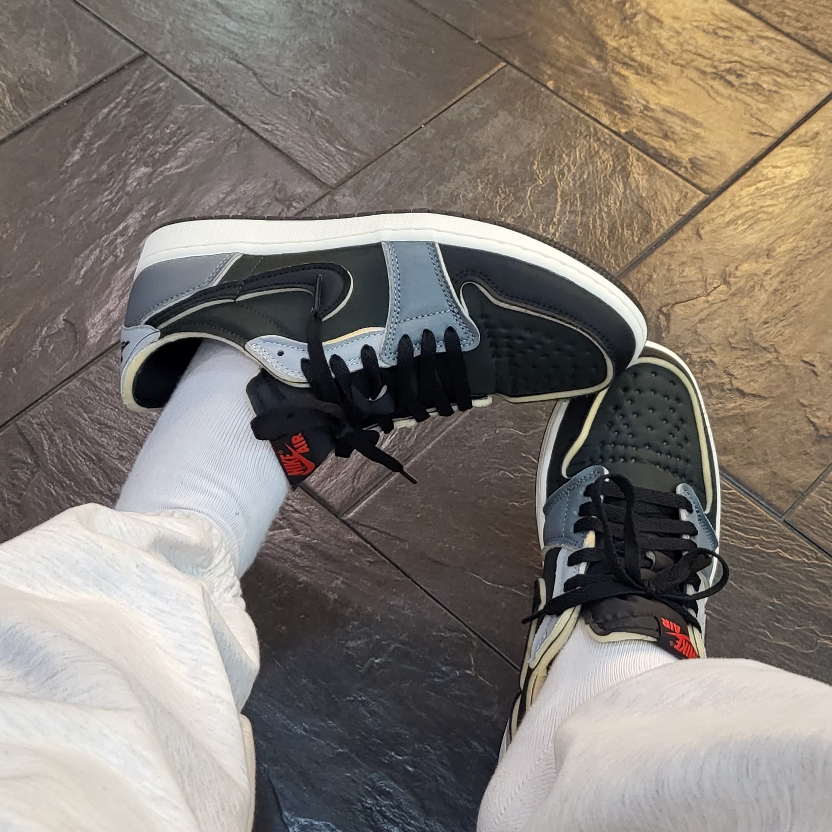 Jordan 1 Retro Low OG EX Black and Smoke Grey 착용 스타일