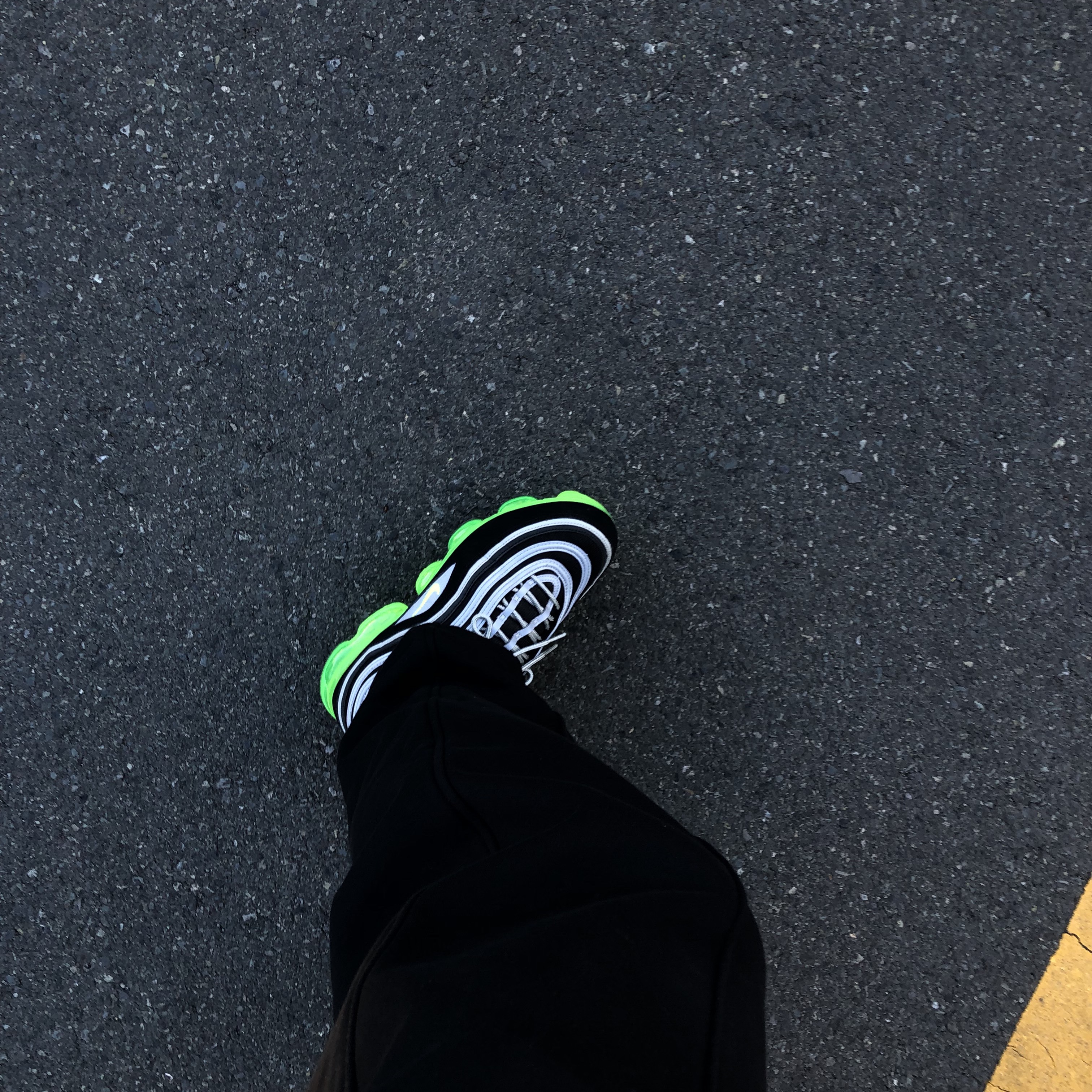 Nike Air VaporMax 97 Black Volt 착용 스타일