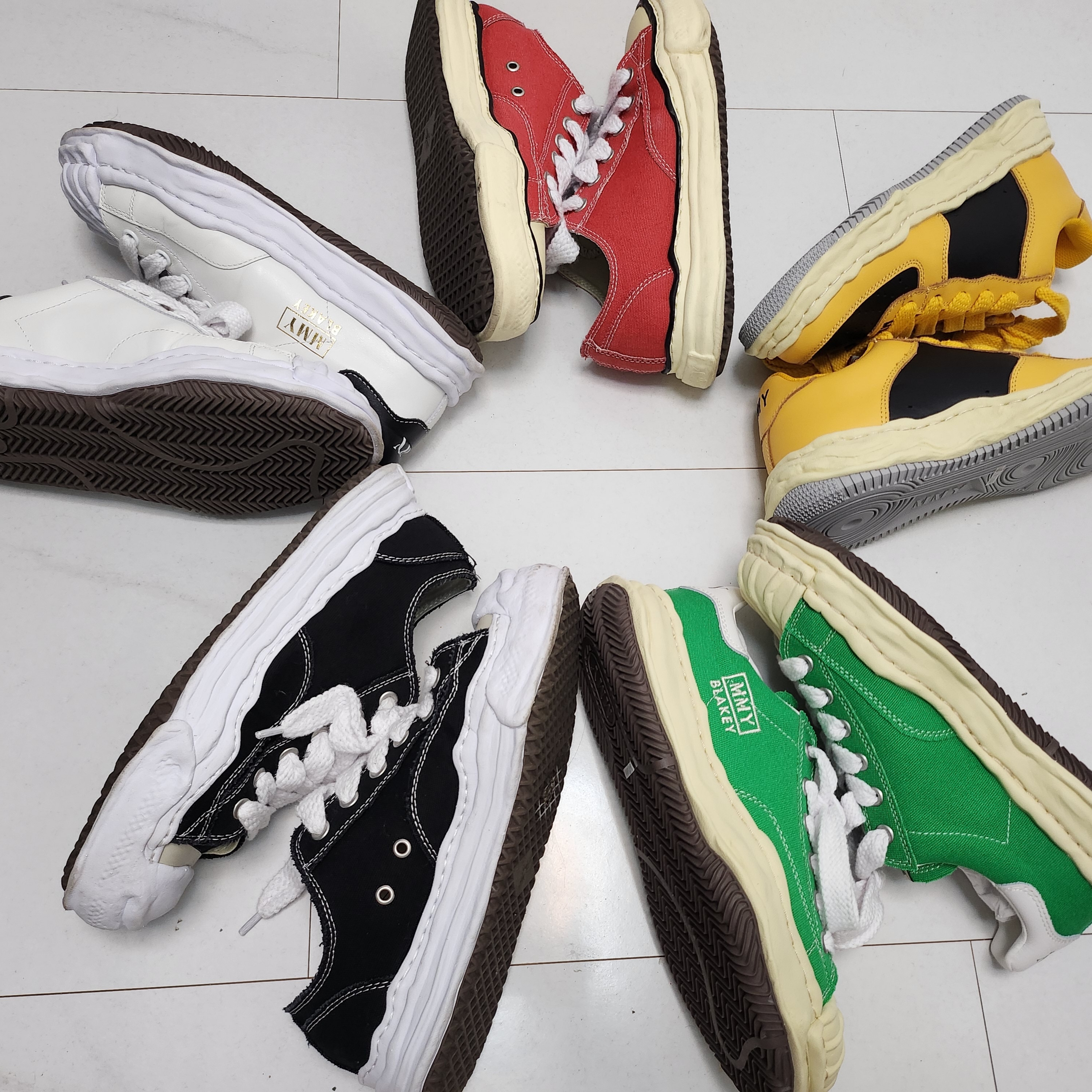 Maison Mihara Yasuhiro Blakey OG Sole Leather Low-top Sneakers White, Maison Mihara Yasuhiro Peterson VL OG Sole Canvas Low-top Sneakers Orange 착용 스타일 - 2