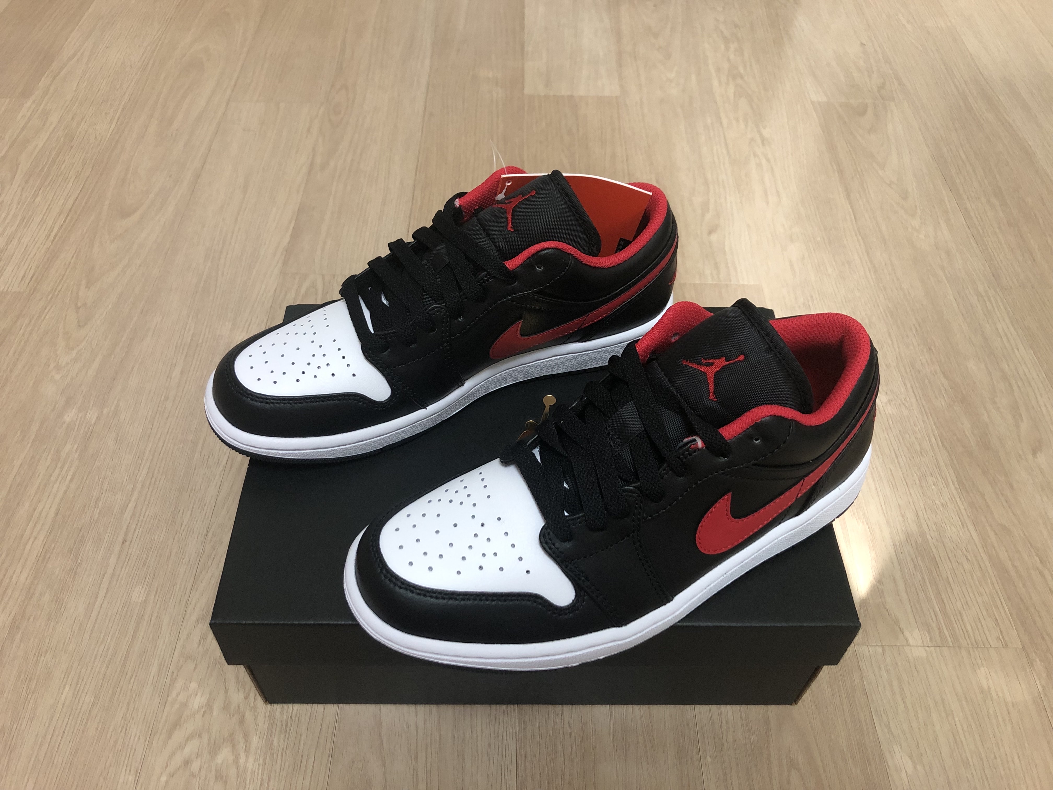 Jordan 1 Low Black Fire Red, (GS) Jordan 1 Low Black Fire Red 착용 스타일 - 1