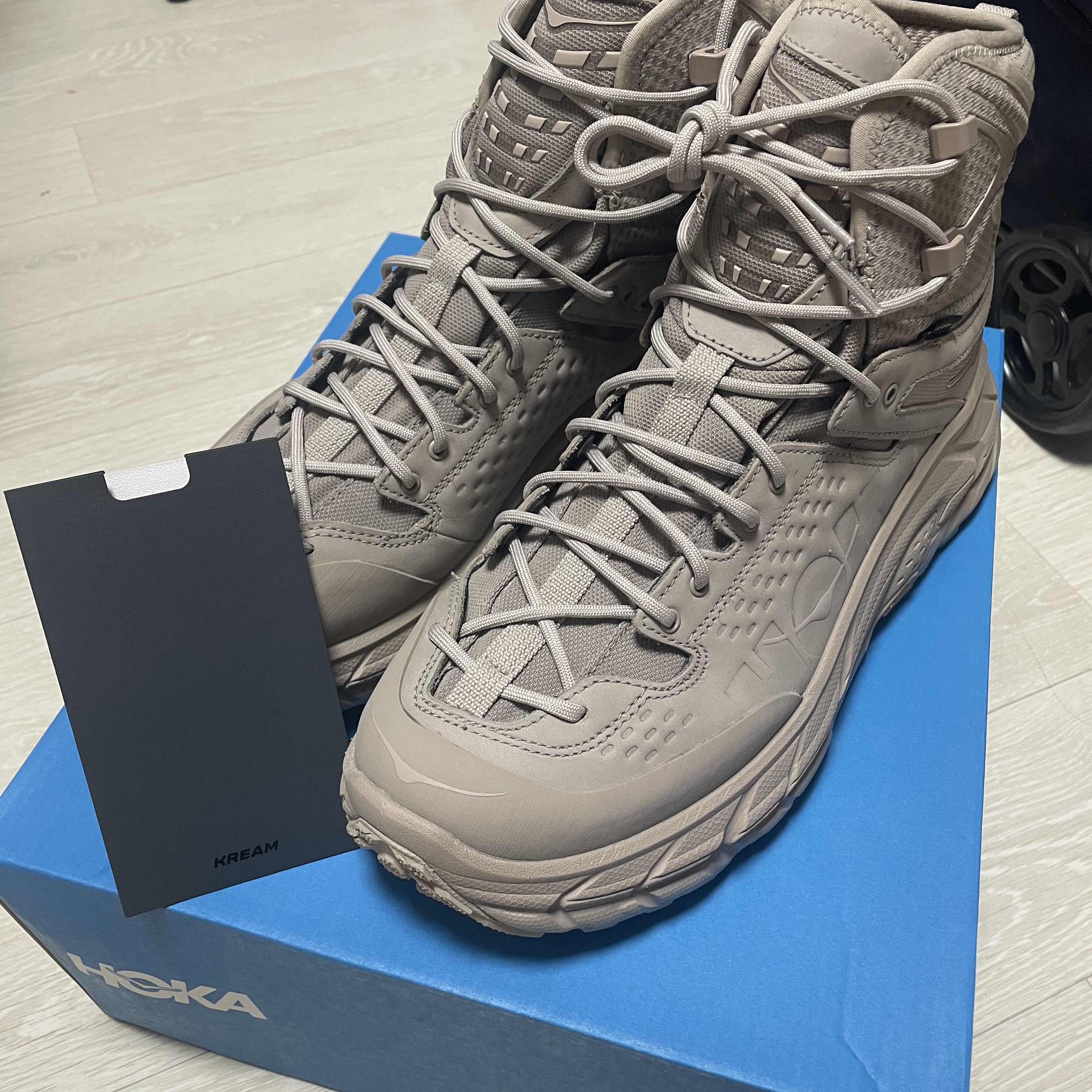 Hoka Tor Ultra High Simply Taupe 착용 스타일