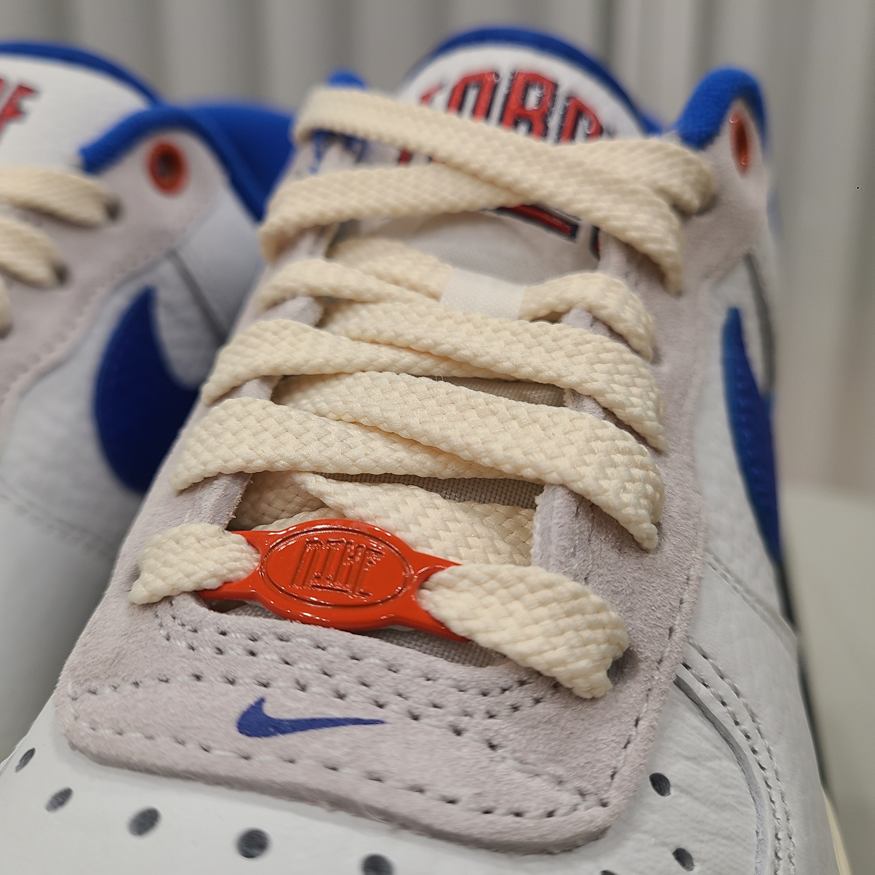 (W) Nike Air Force 1 '07 LX University Blue and Summit White 착용 스타일 - 3