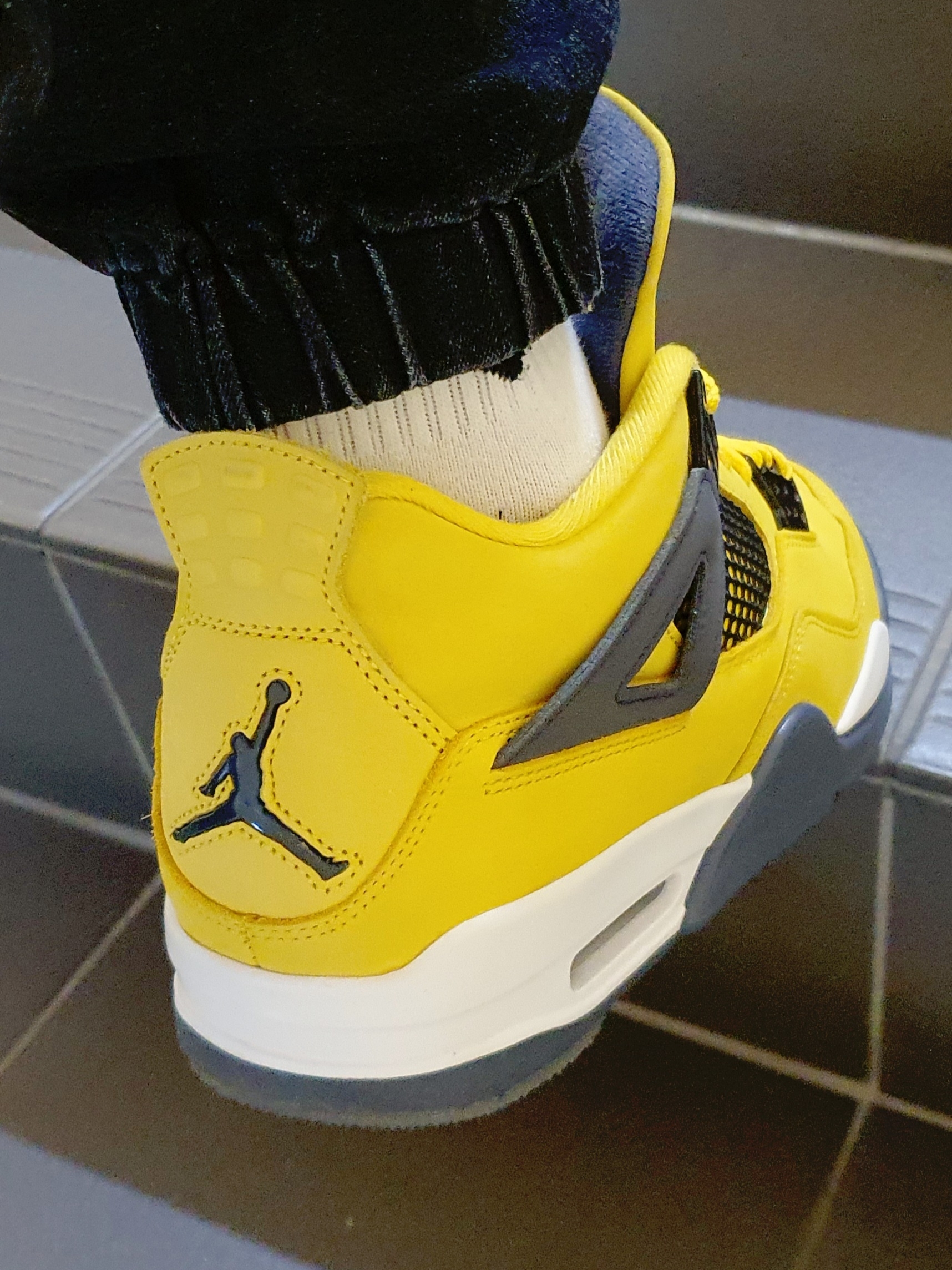 Jordan 4 Retro Tour Yellow 착용 스타일 - 2