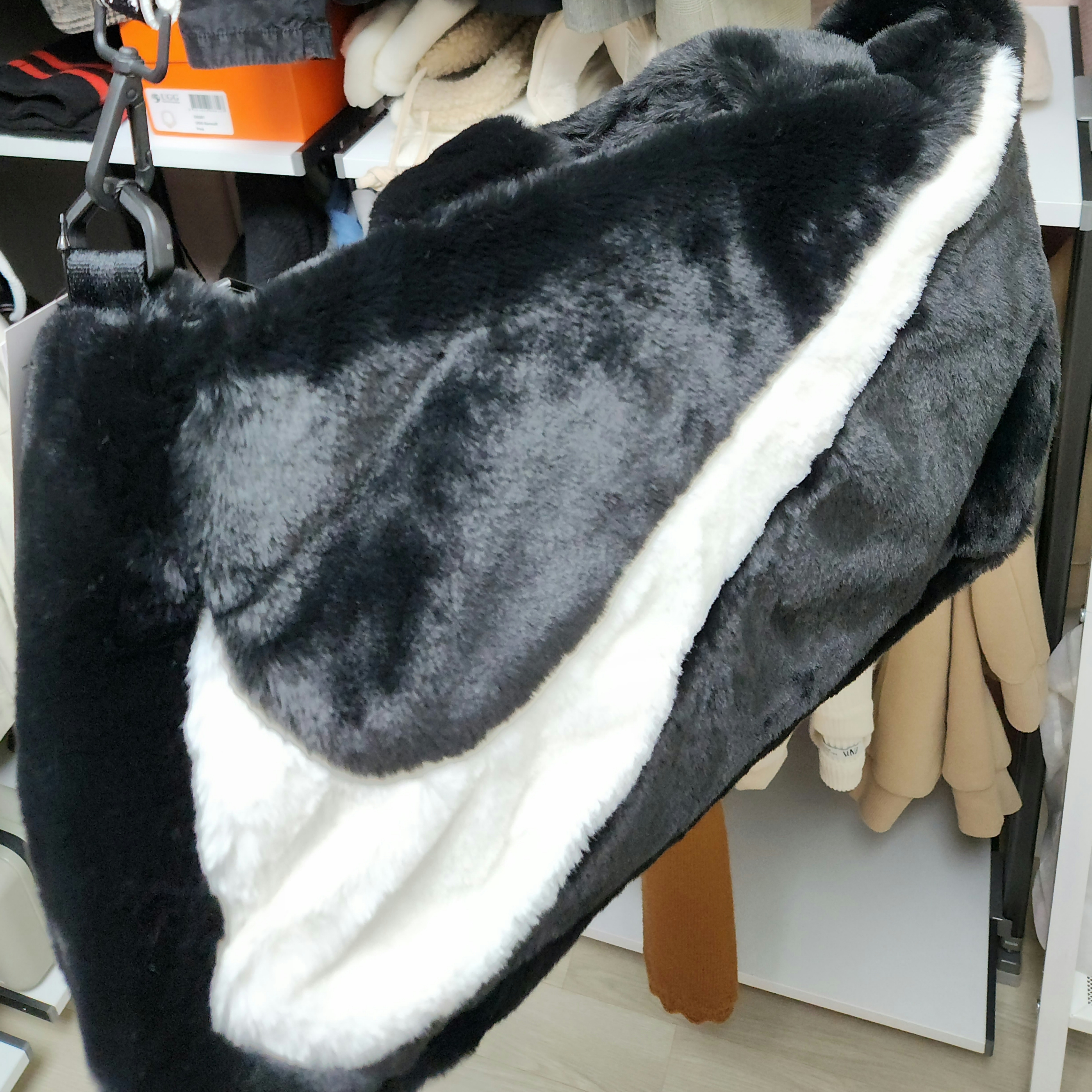 Nike NSW Faux Fur Tote Bag Black 착용 스타일 - 2