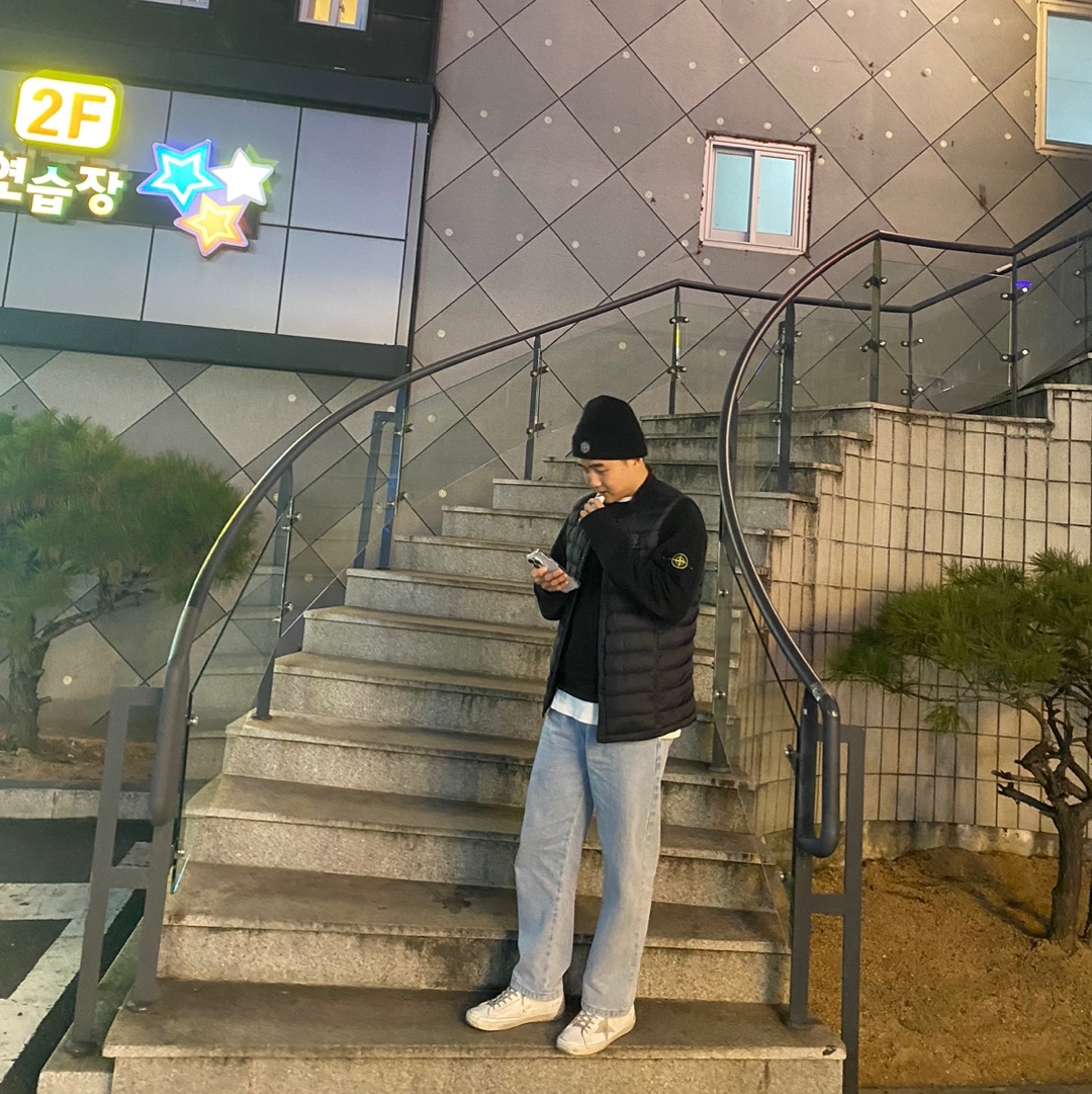 Golden Goose Superstar White Silver Heel Tab Sneakers, Stone Island N10B5 Beanie Black - 22FW 착용 스타일