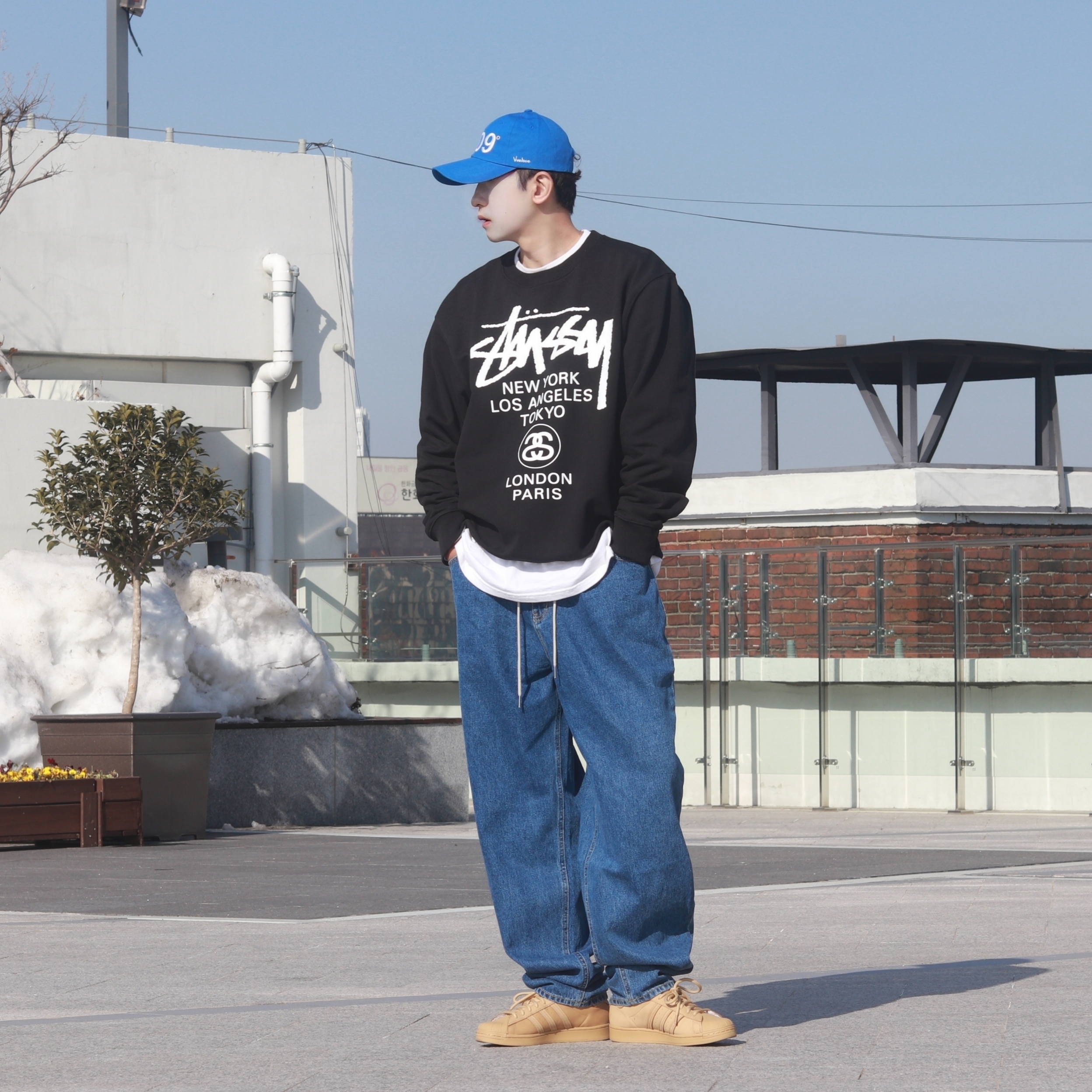 Adidas Superstar Golden Beige, Stussy World Tour Crew Black 2022 착용 스타일 - 4